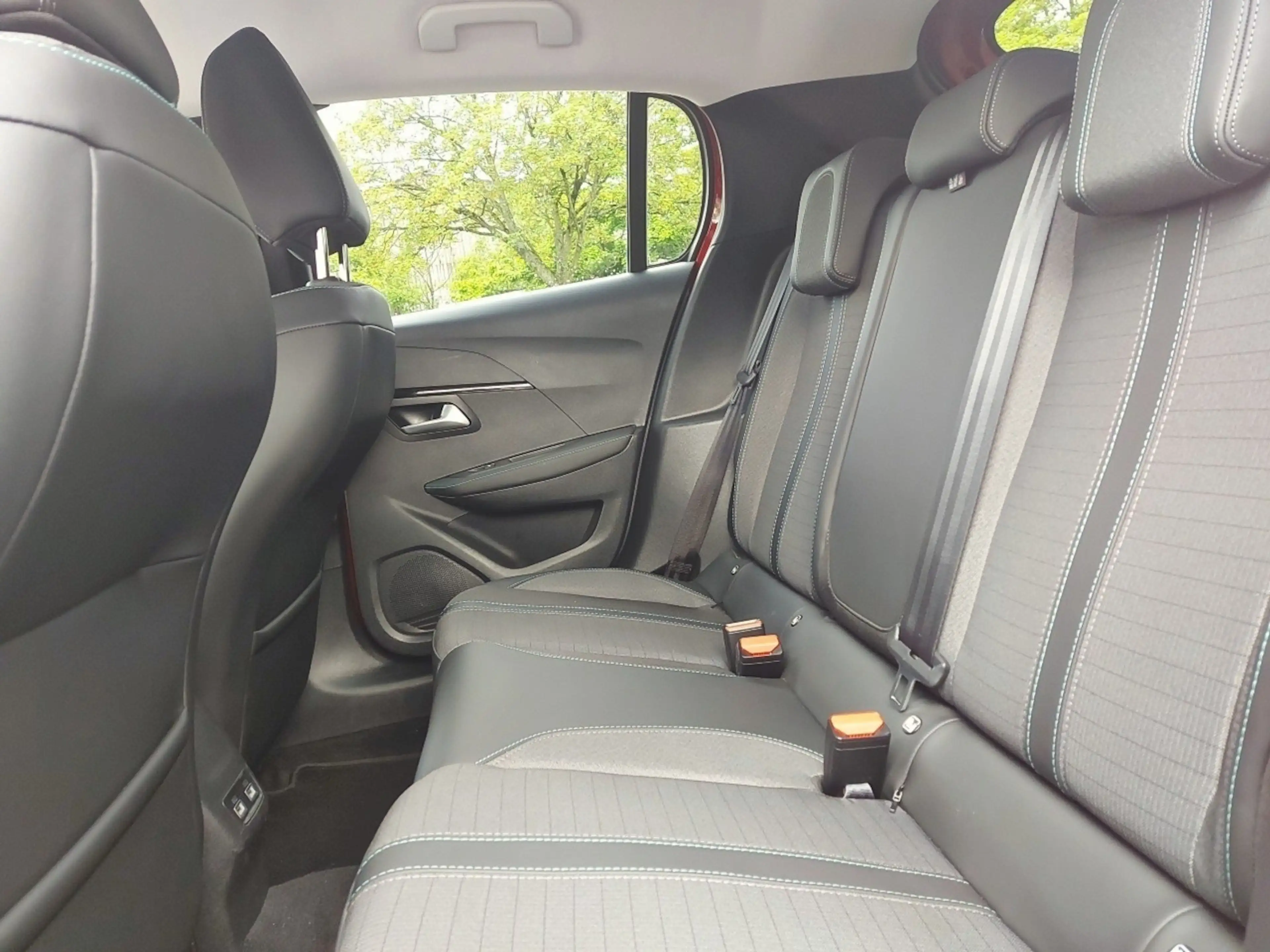 Peugeot e-208 Allure Pack 136 Navi/ Shzg — photo 9