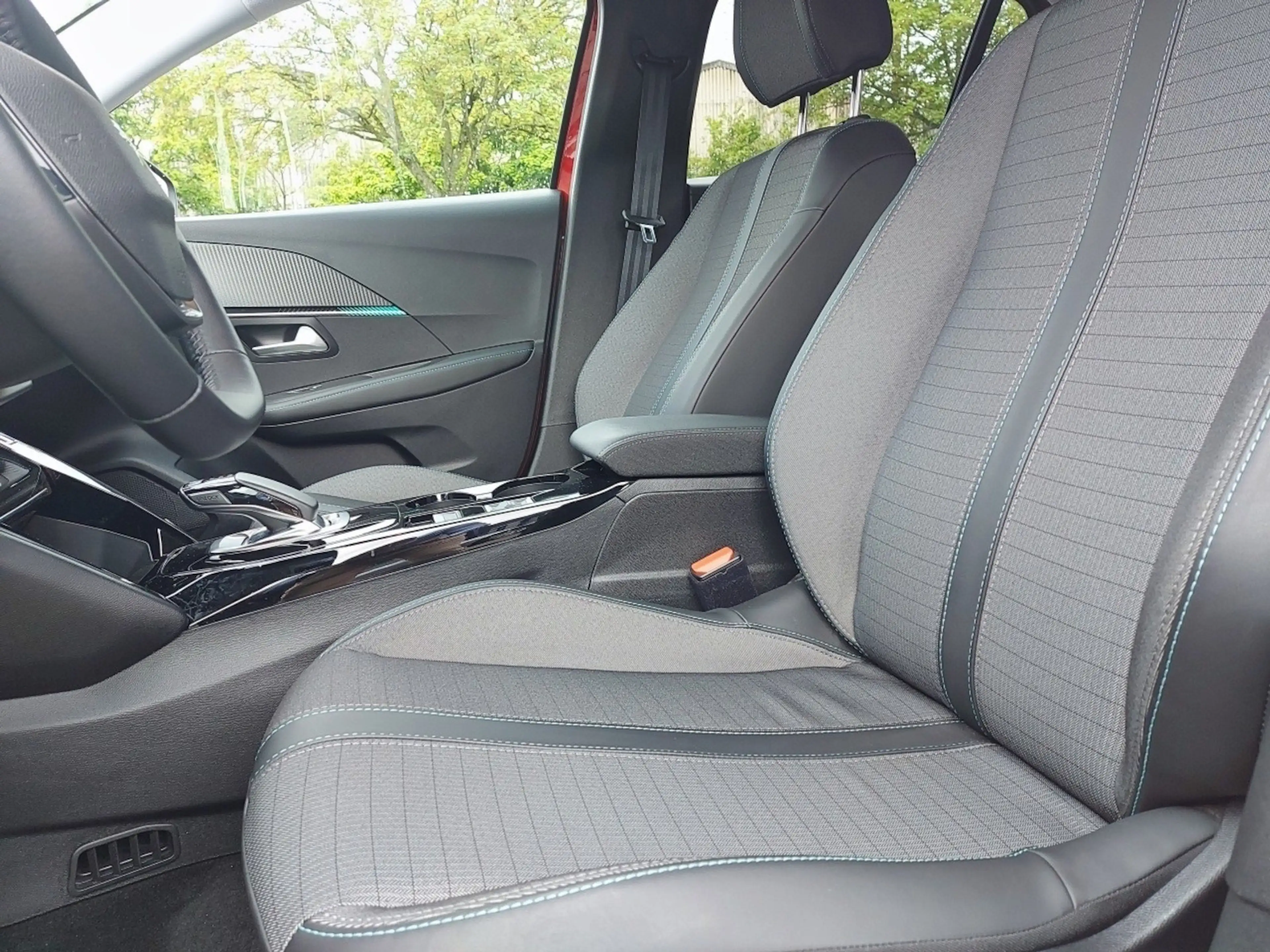 Peugeot e-208 Allure Pack 136 Navi/ Shzg — photo 8