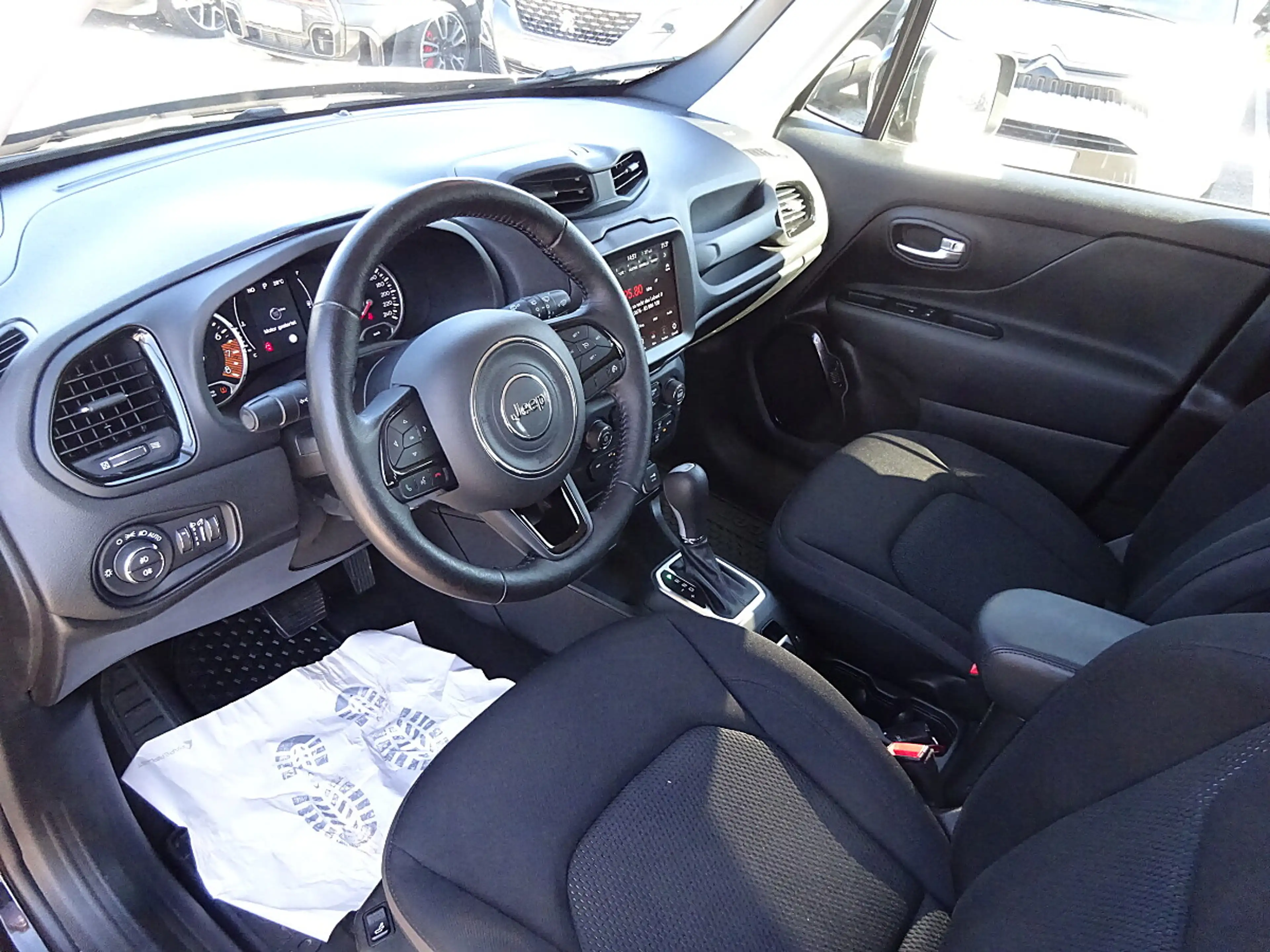Jeep Renegade 1,3 MultiAir T4 FWD 6DDCT 150 Night Eagle — photo 6