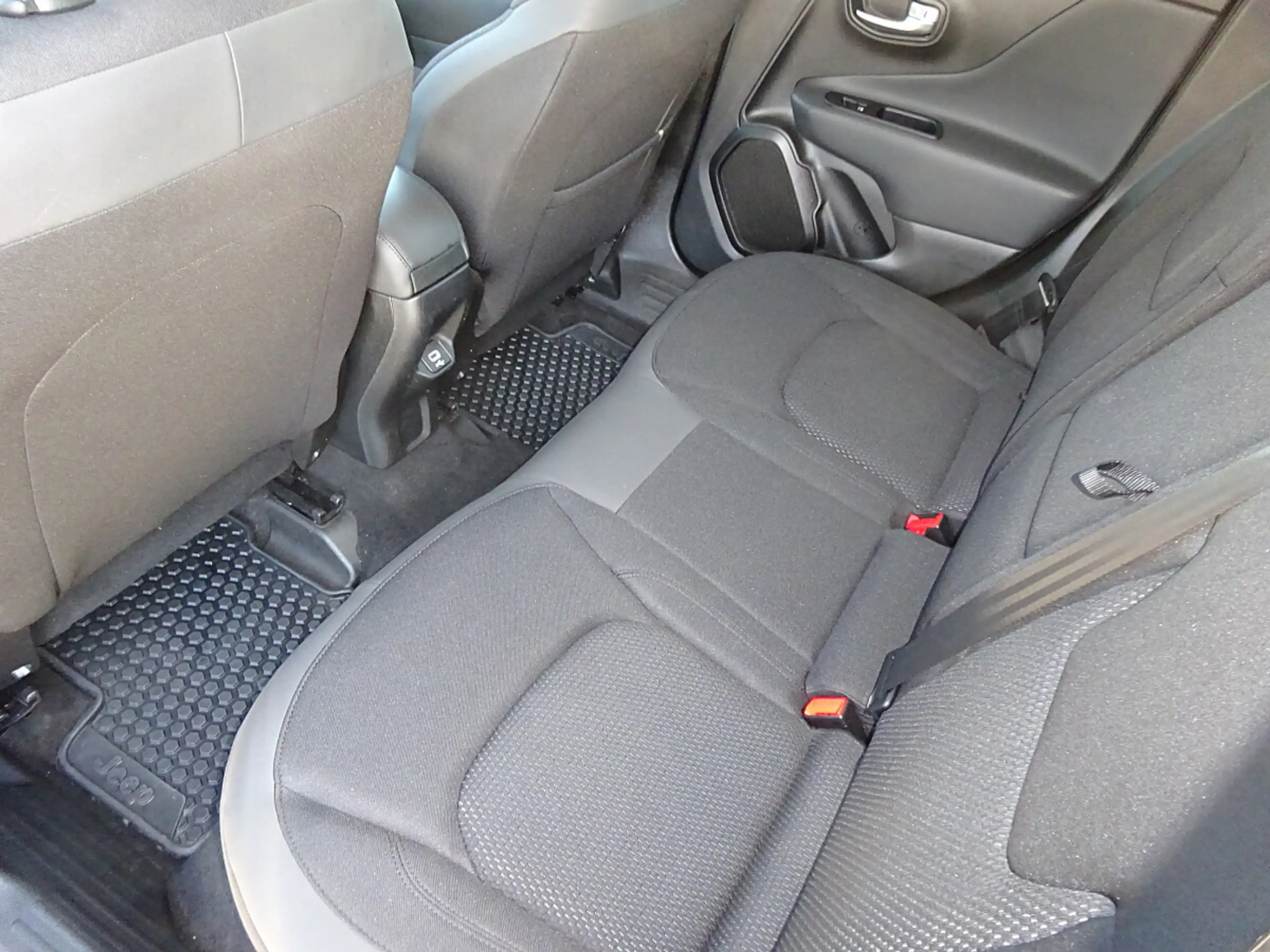 Jeep Renegade 1,3 MultiAir T4 FWD 6DDCT 150 Night Eagle — photo 7