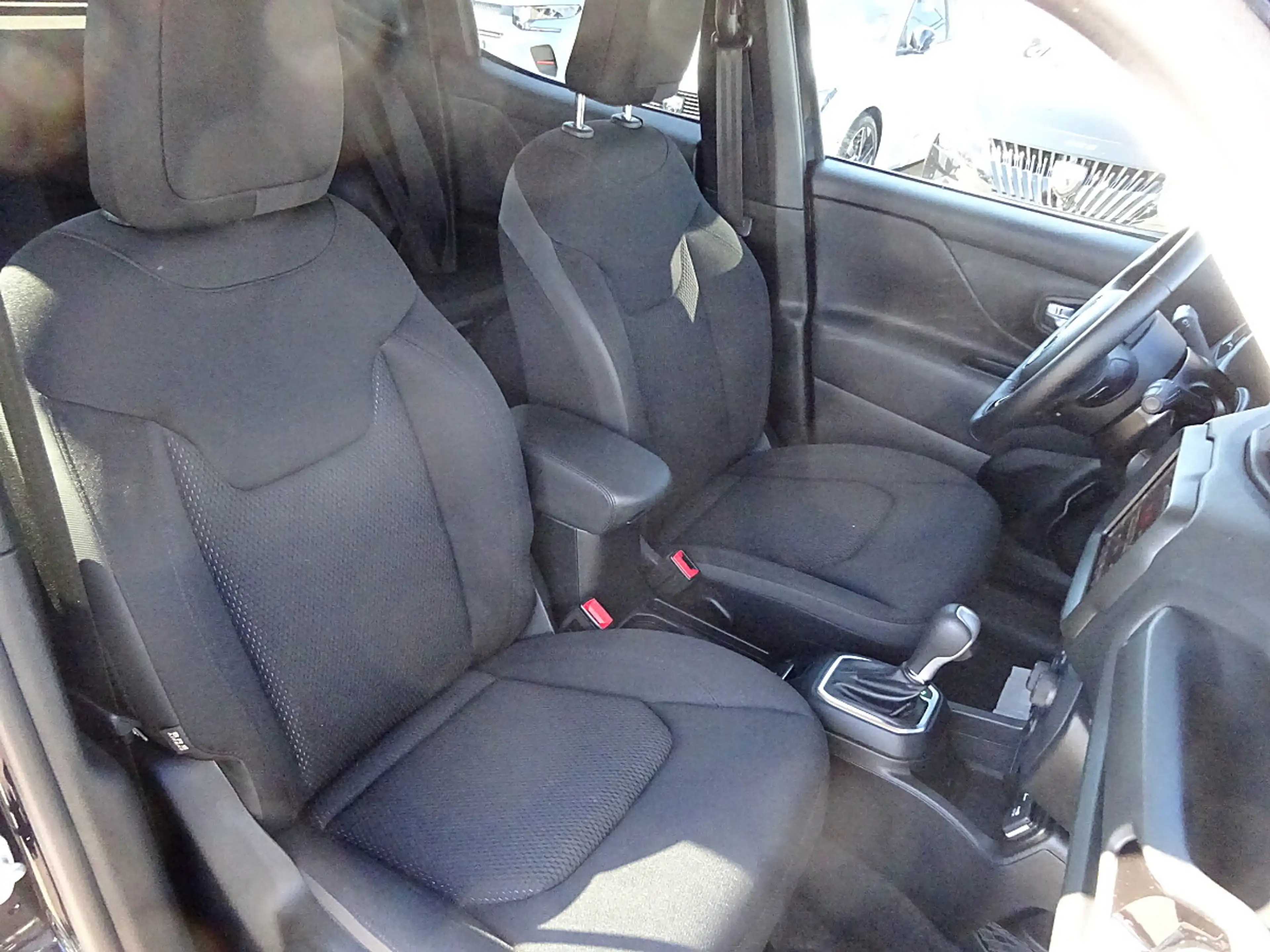 Jeep Renegade 1,3 MultiAir T4 FWD 6DDCT 150 Night Eagle — photo 4