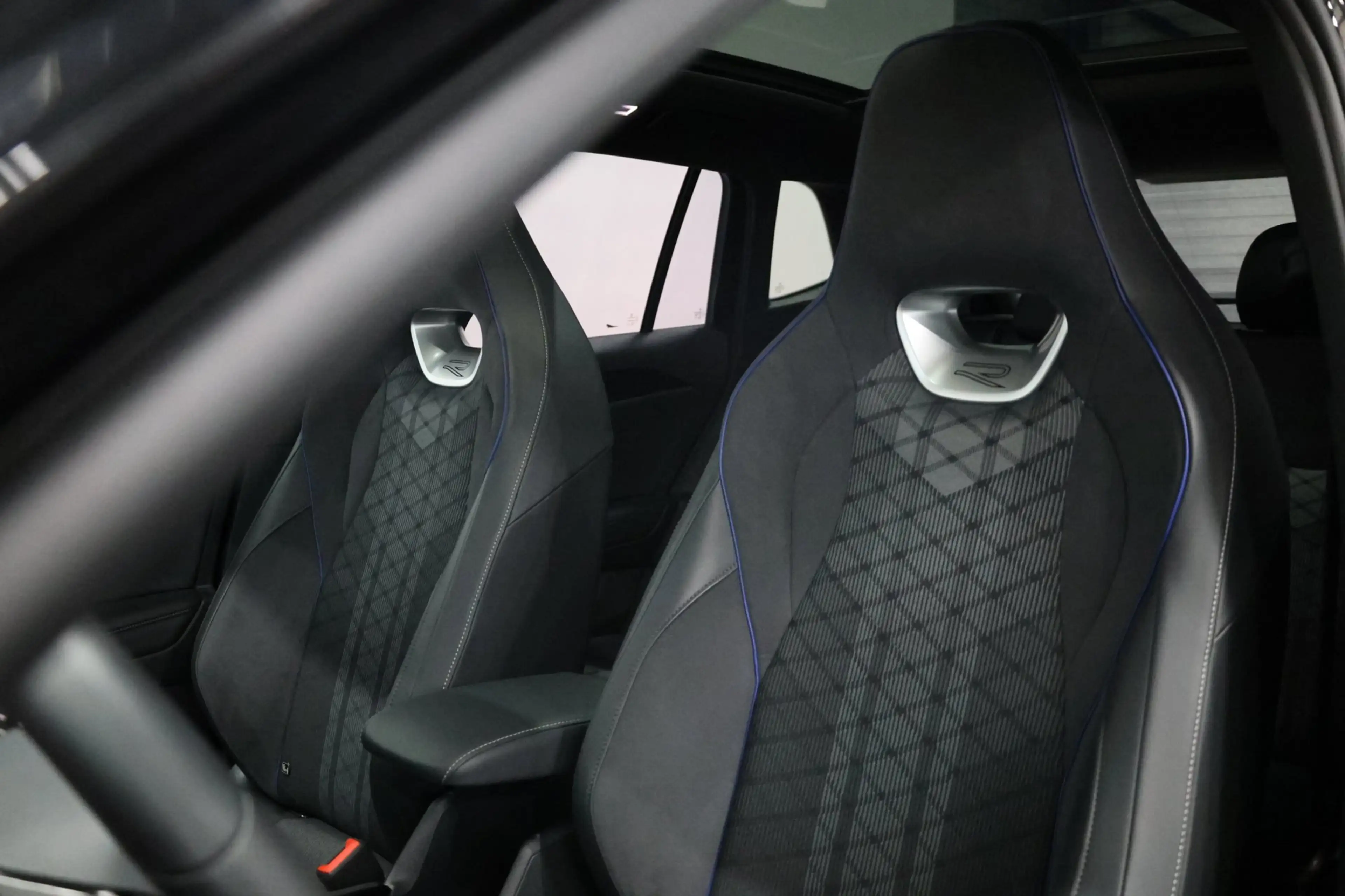 Volkswagen Tiguan 1.5 eTSI 3x R-Line IQ+LED/VIRTUAL/SFEER/PANO/ALCAN — photo 11
