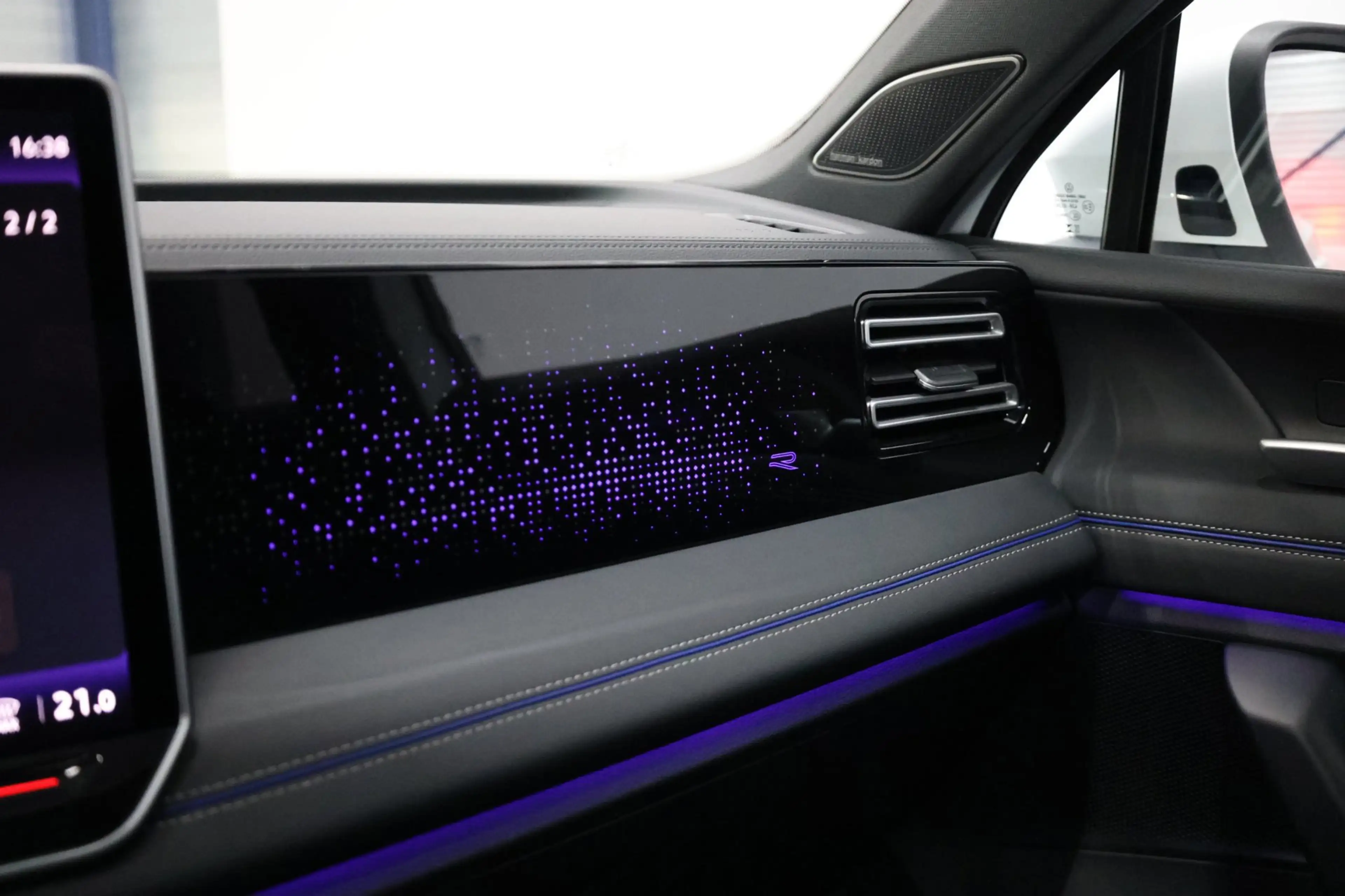 Volkswagen Tiguan 1.5 eTSI 3x R-Line IQ+LED/VIRTUAL/SFEER/PANO/ALCAN — photo 27