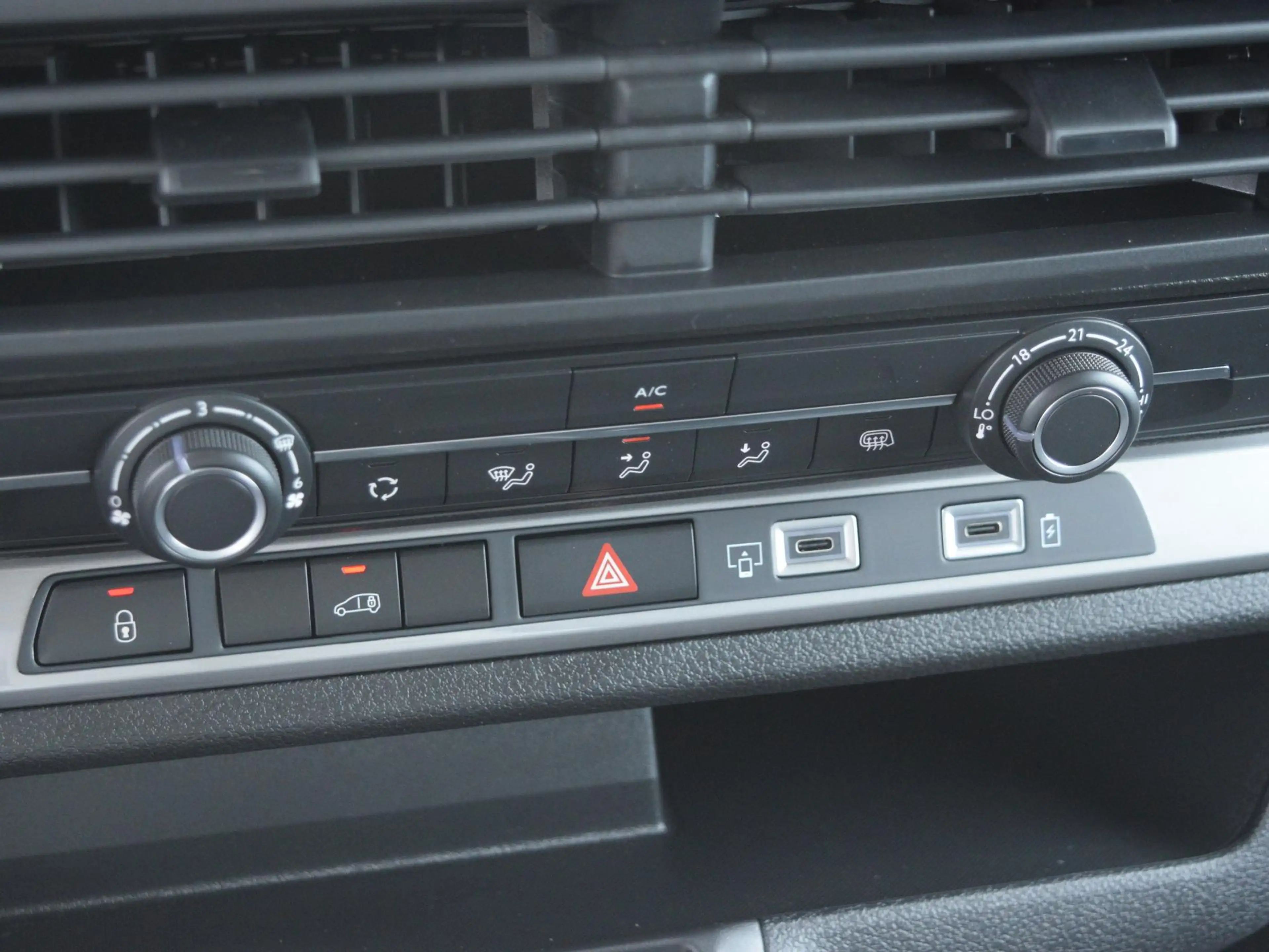 Peugeot Expert GB L3H1 75KWH LED Laadruimte verlichting  /  Houte — photo 13