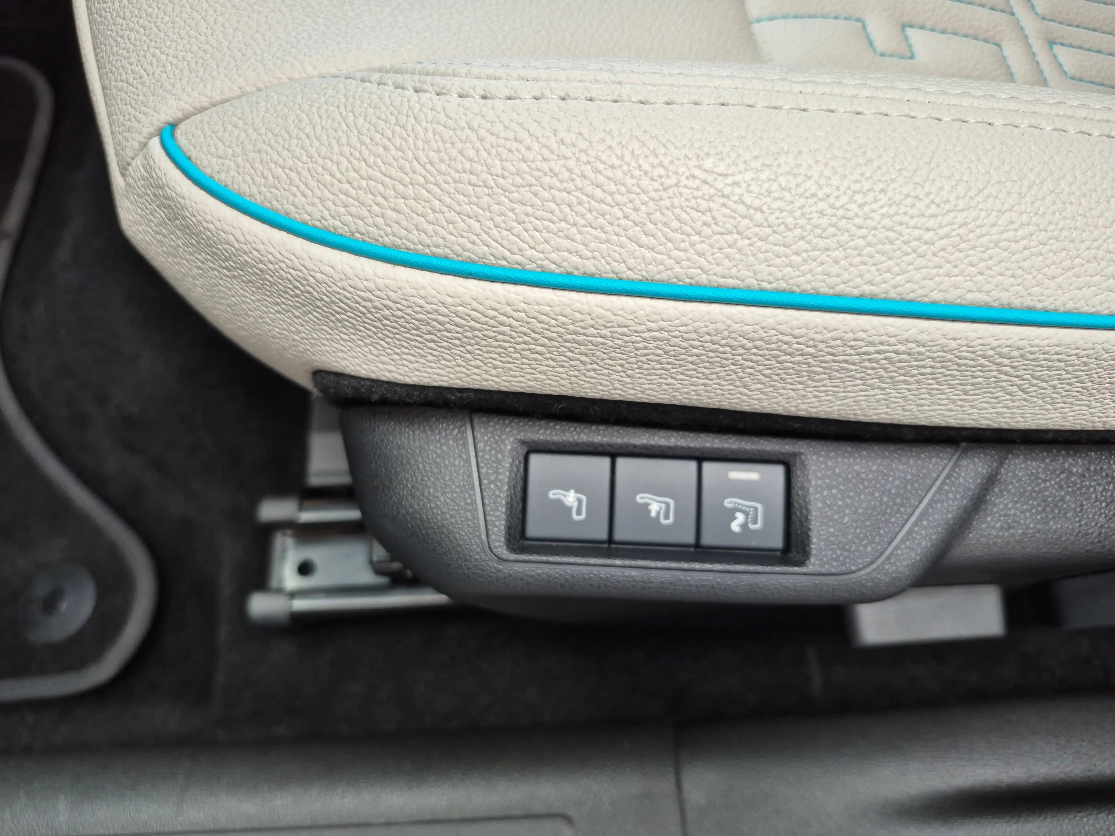 Fiat 600 Hybrid La Prima Autom., Navi, Keyless, Kamera — photo 12
