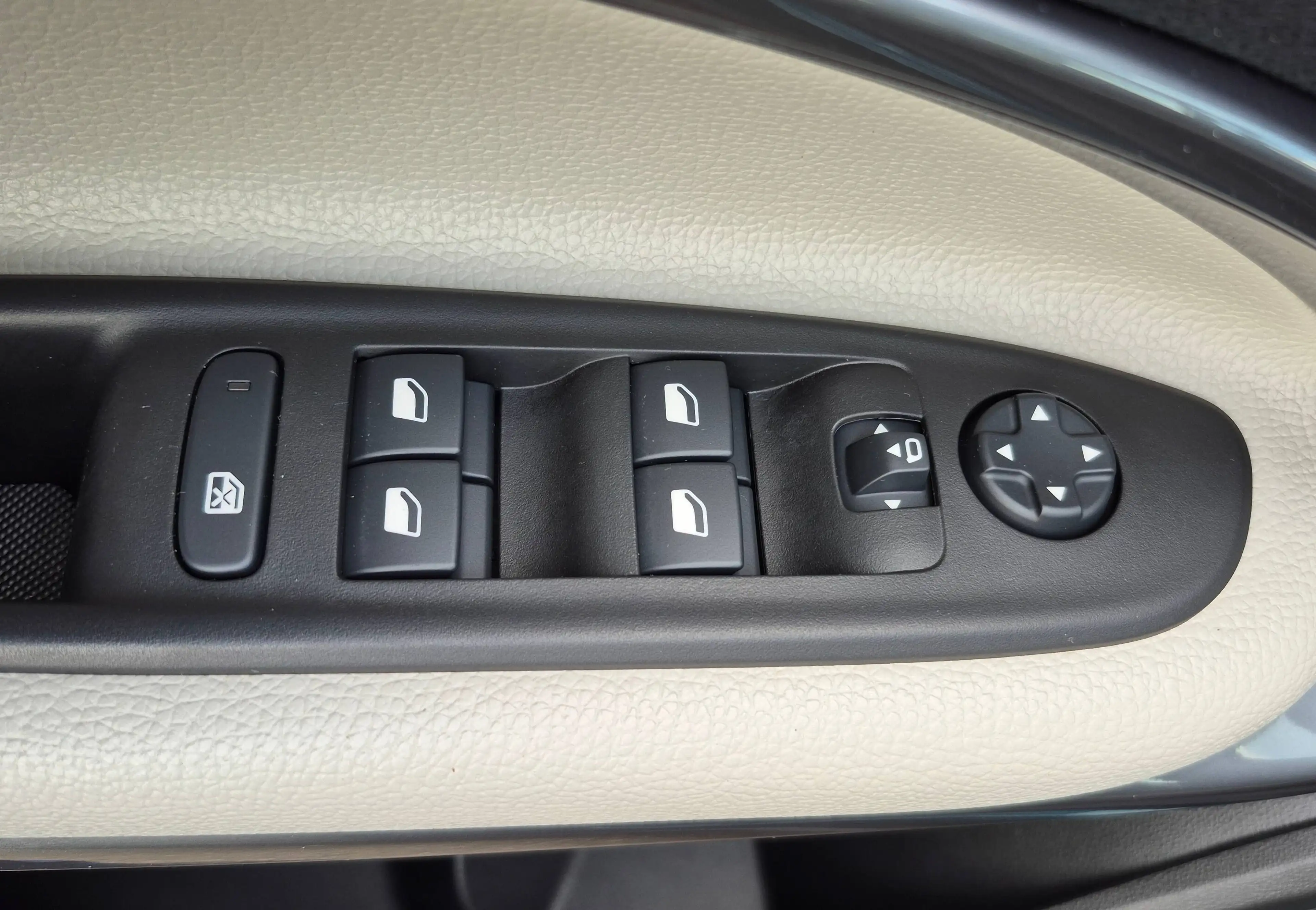 Fiat 600 Hybrid La Prima Autom., Navi, Keyless, Kamera — photo 11