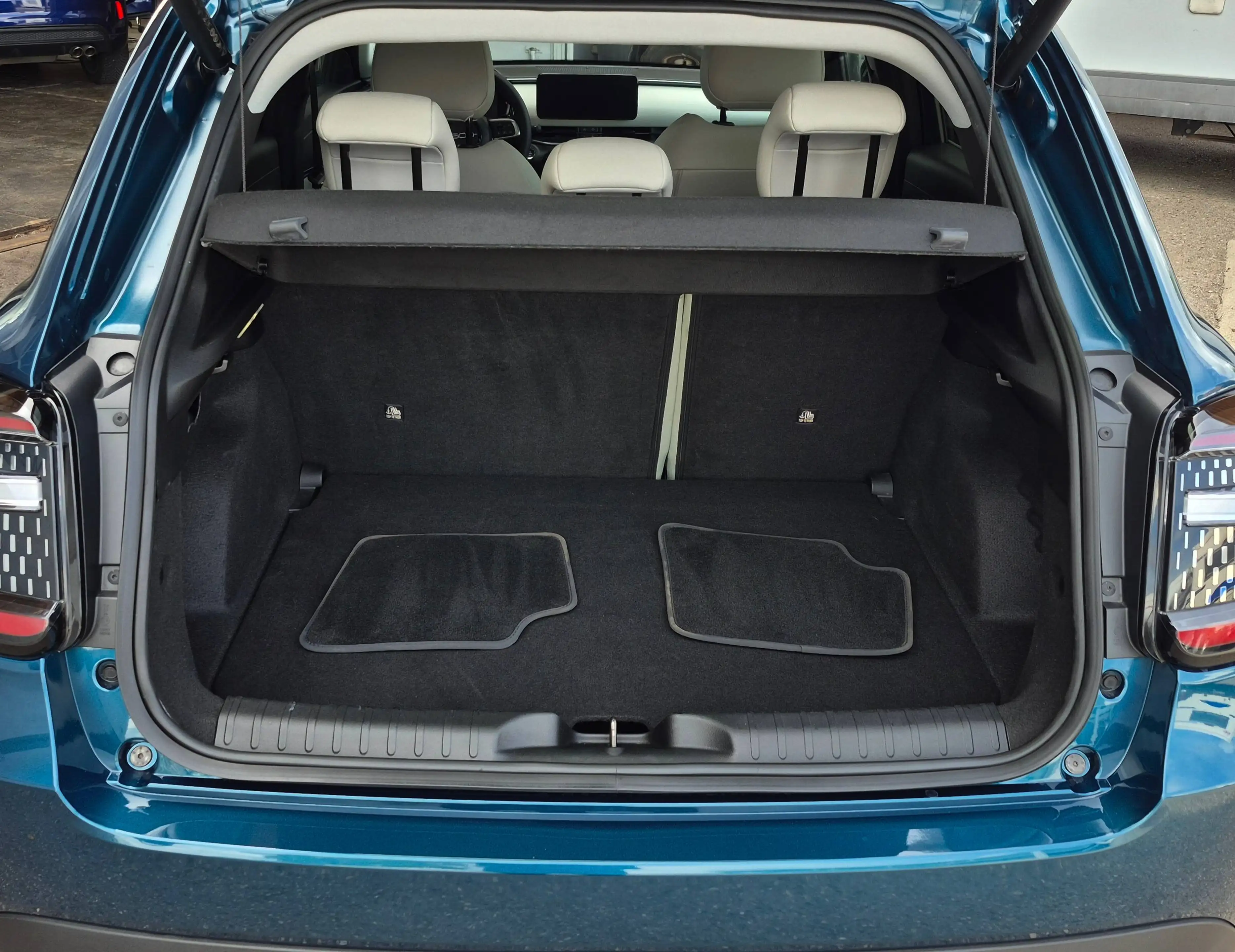 Fiat 600 Hybrid La Prima Autom., Navi, Keyless, Kamera — photo 9