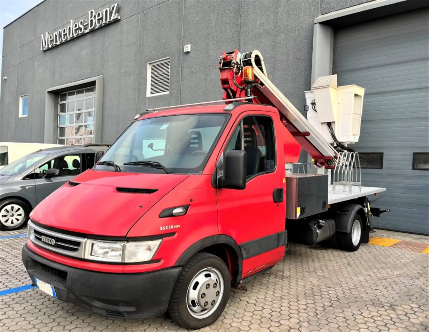 Iveco Daily 35C10 con cestello Rosso - 1