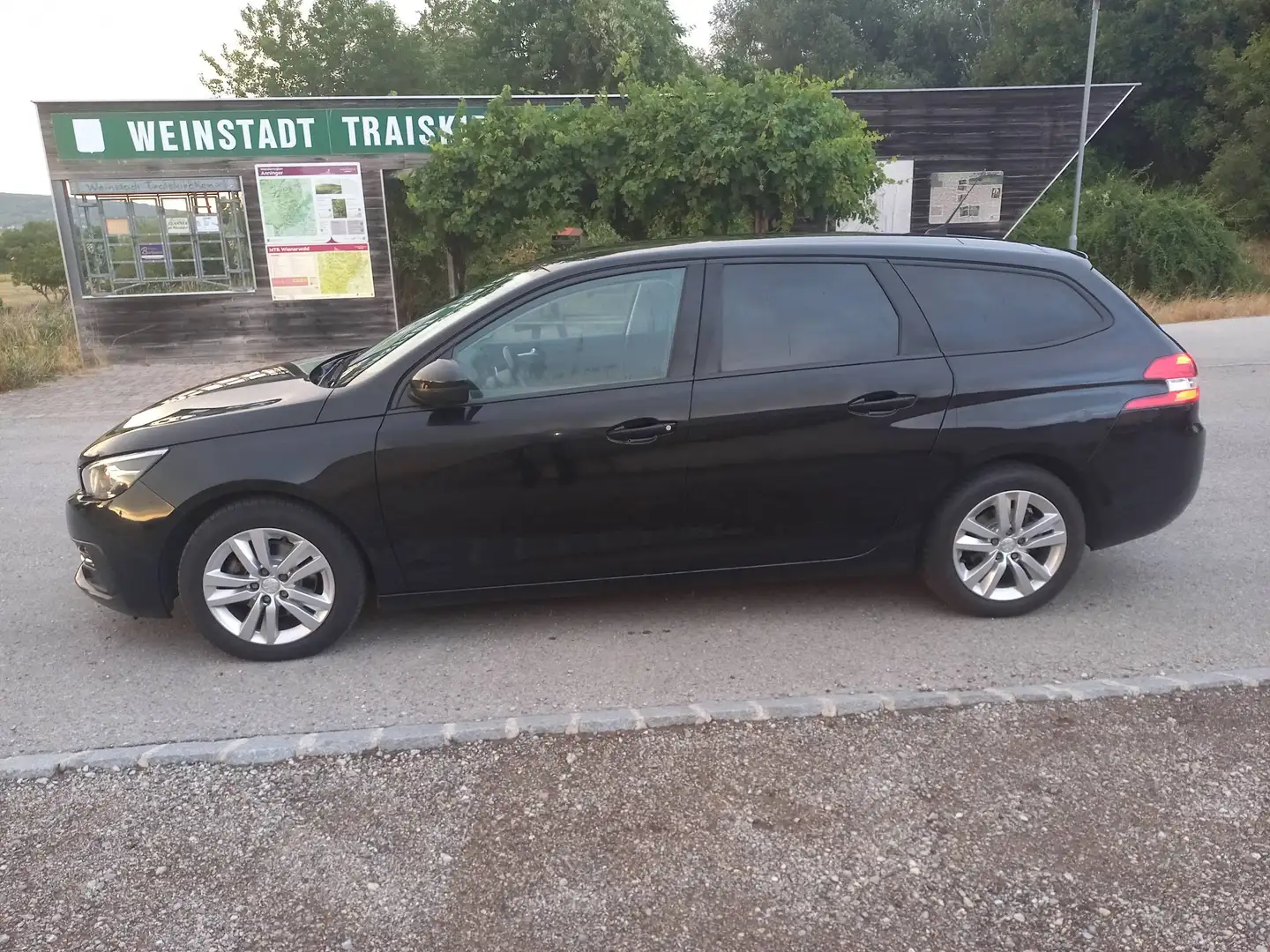 Peugeot 308 308 SW 1,5 BlueHDI 130 Style S Schwarz - 1