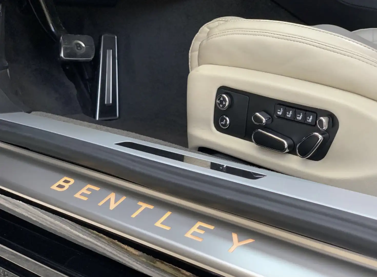 Bentley Continental GT V8 Convertible Černá - 1