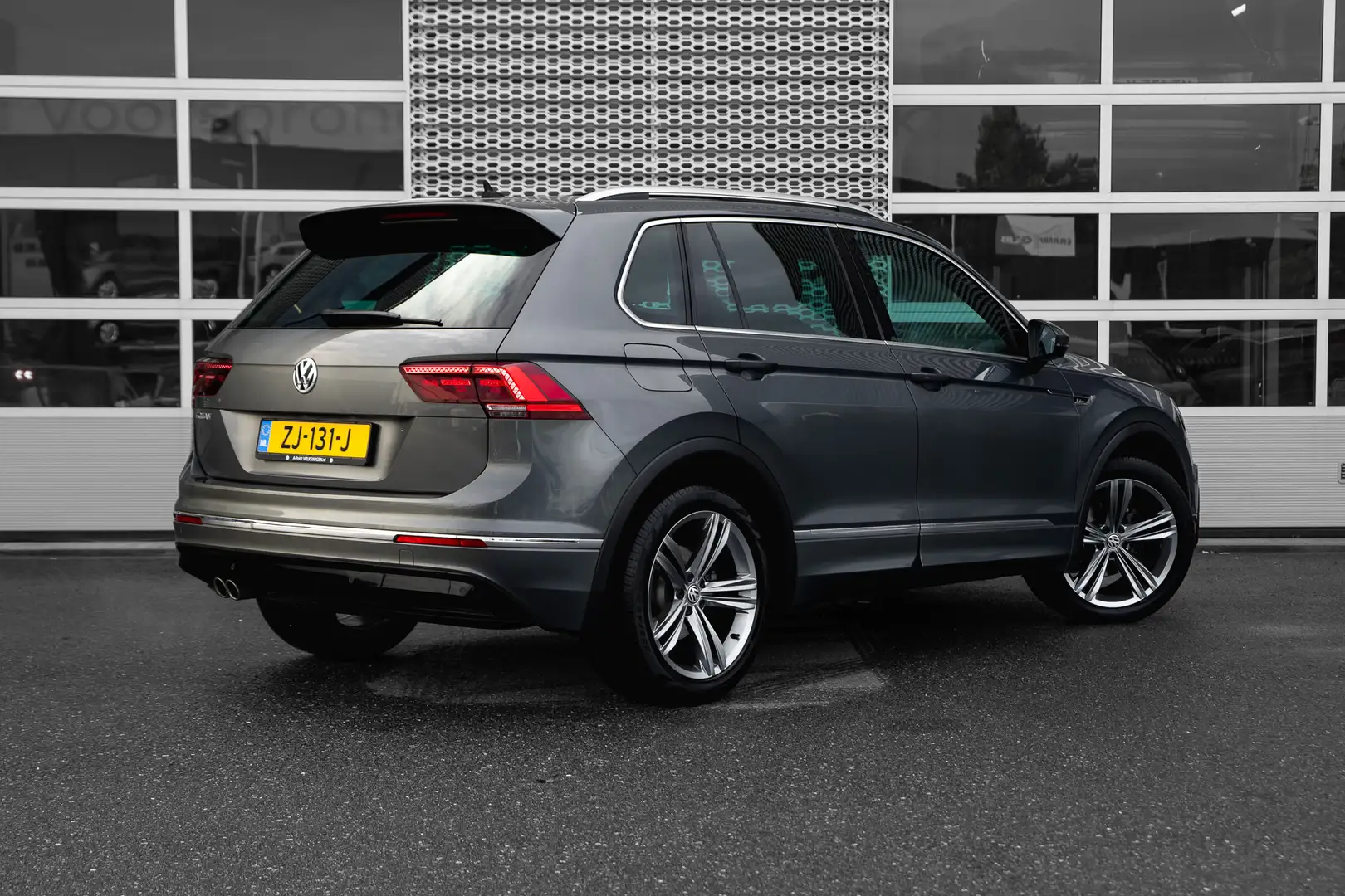 Volkswagen Tiguan 1.5 TSI 150pk DSG Highline Business R | Panorama d Gris - 2