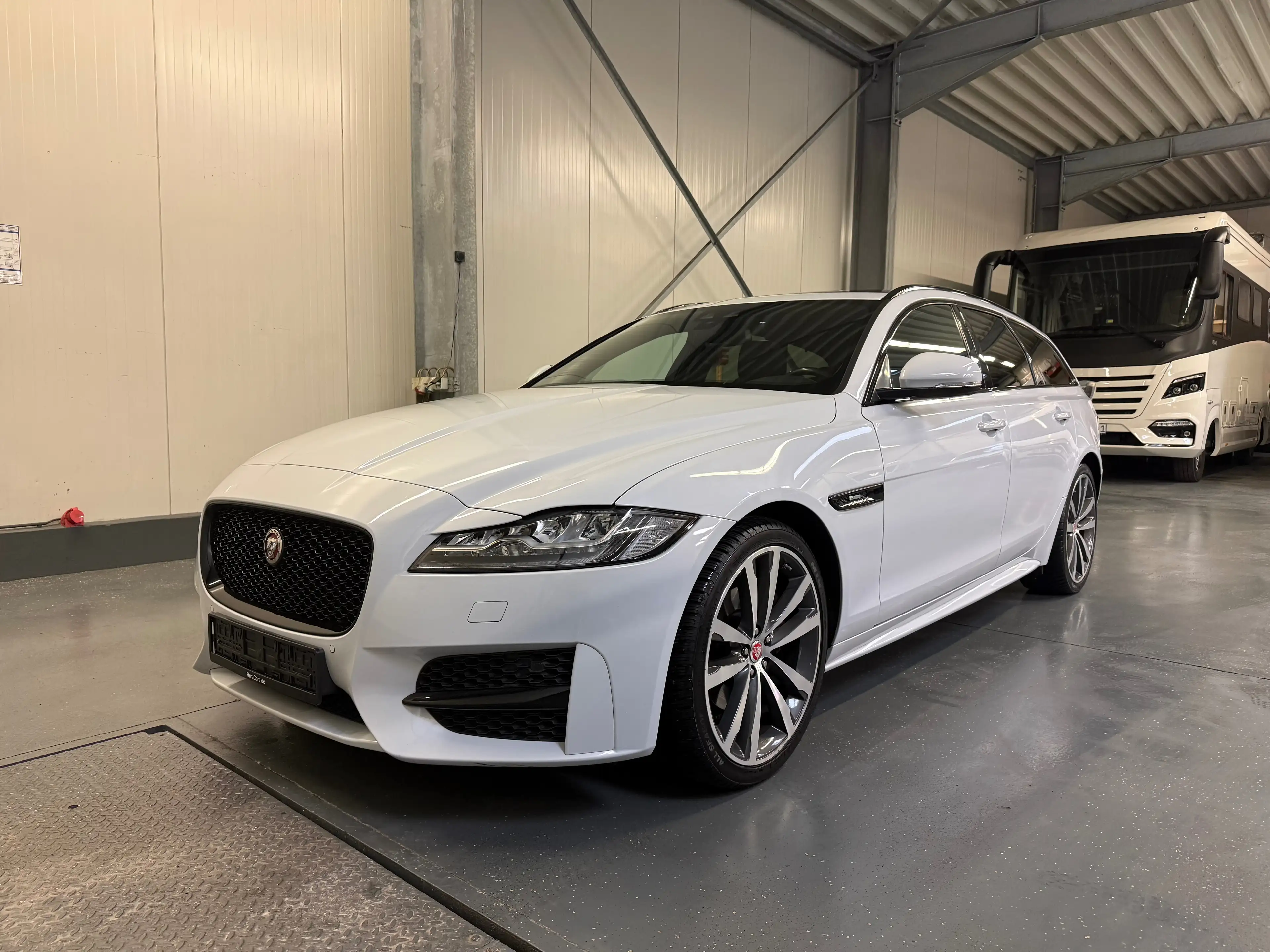 Jaguar XF XF 25d AWD Sportbrake  Aut. R-Sport — photo 4