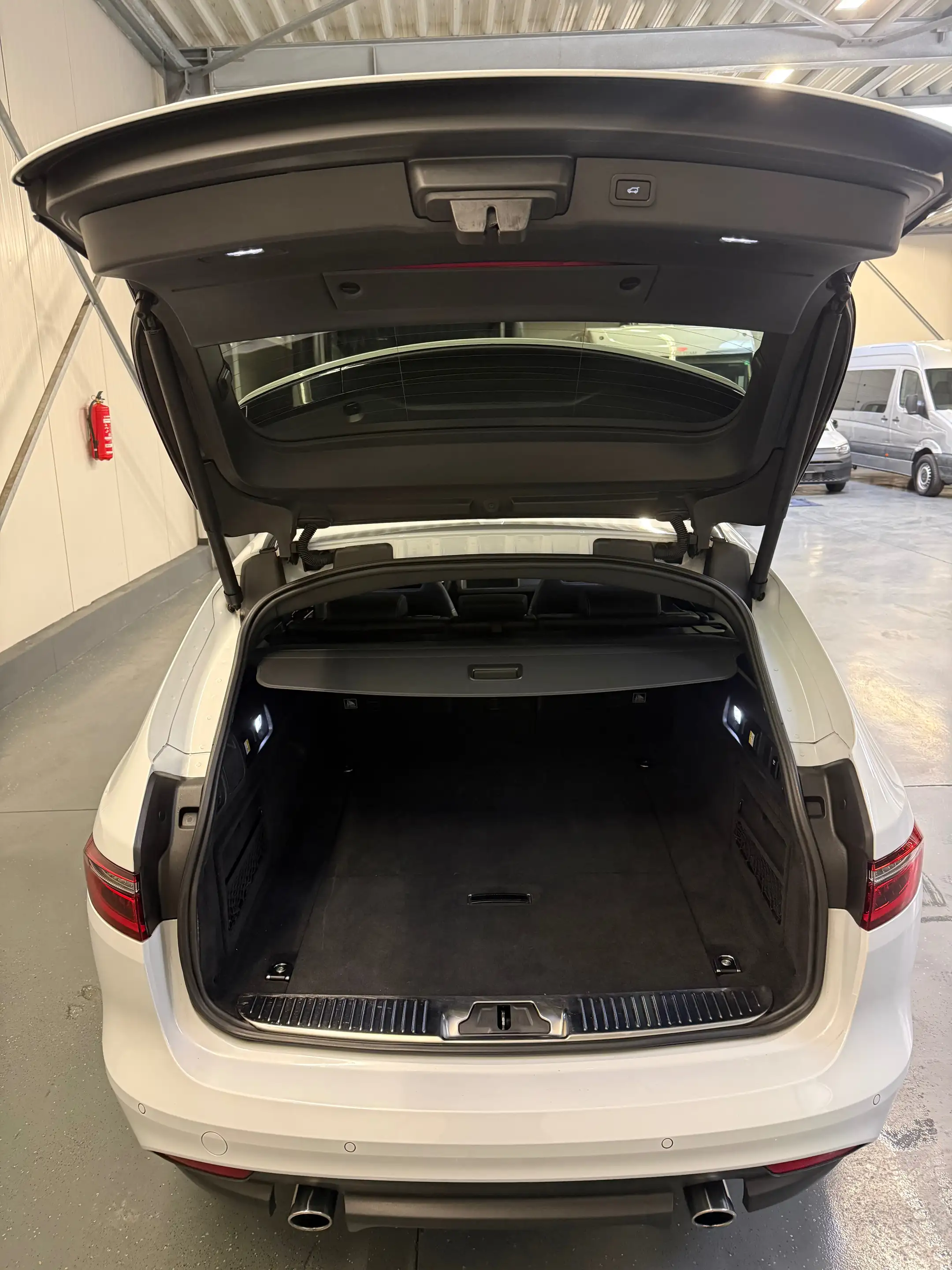 Jaguar XF XF 25d AWD Sportbrake  Aut. R-Sport — photo 14