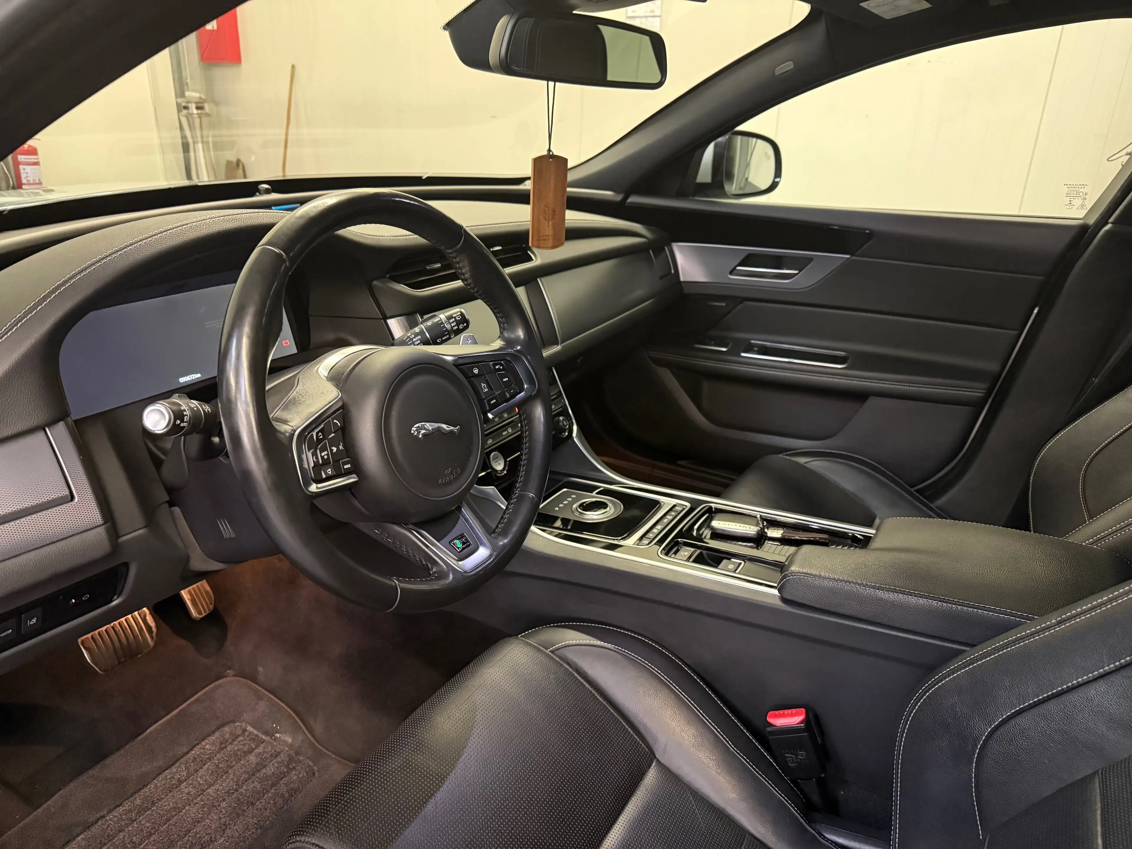 Jaguar XF XF 25d AWD Sportbrake  Aut. R-Sport — photo 7