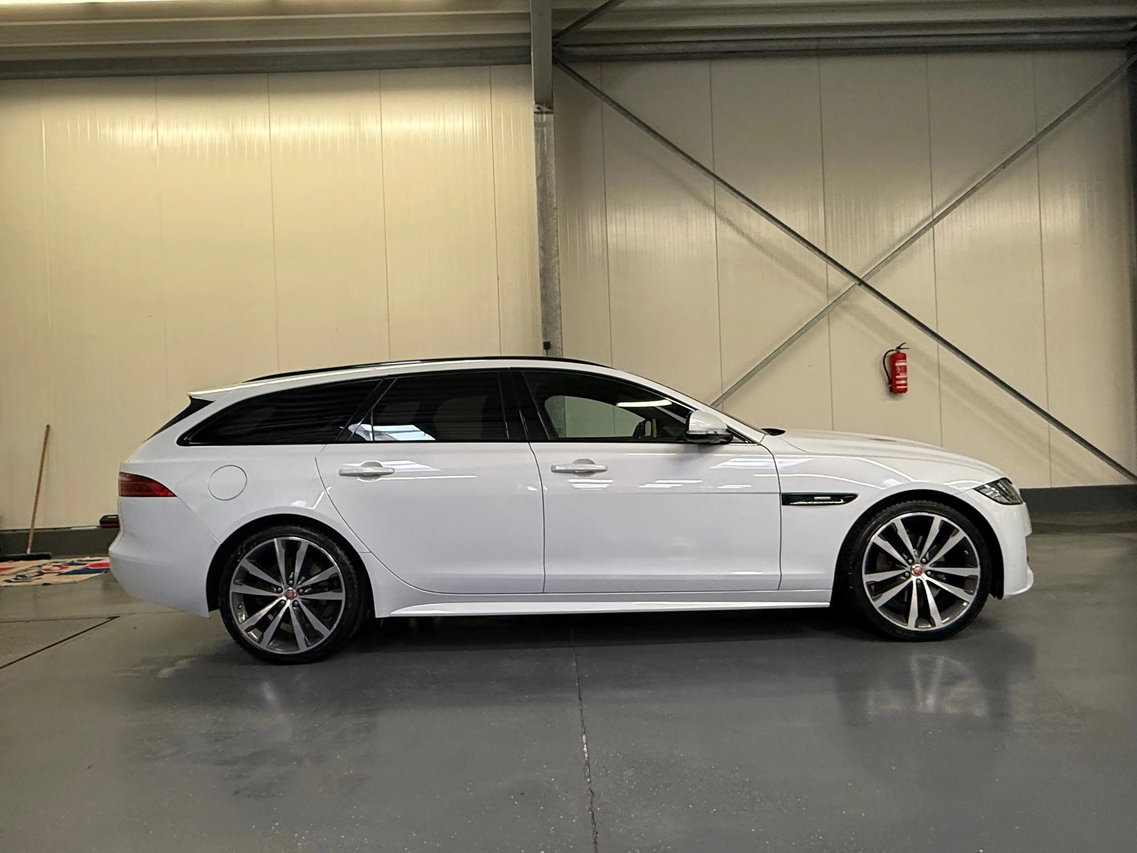 Jaguar XF XF 25d AWD Sportbrake  Aut. R-Sport — photo 2