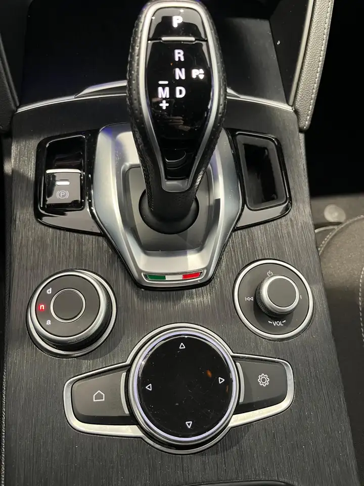 Alfa Romeo Stelvio 2023 — фото 23