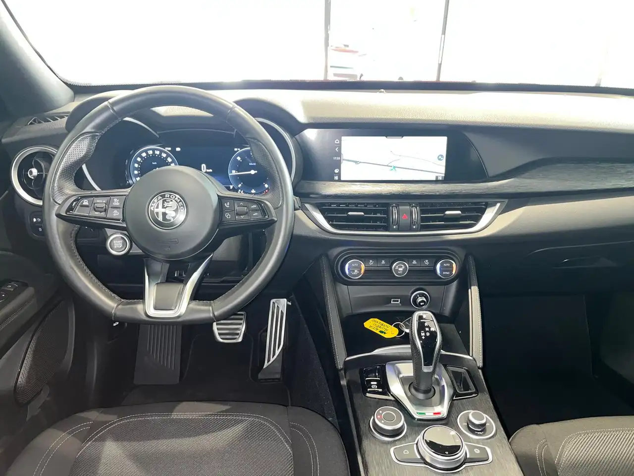 Alfa Romeo Stelvio 2023 — фото 11