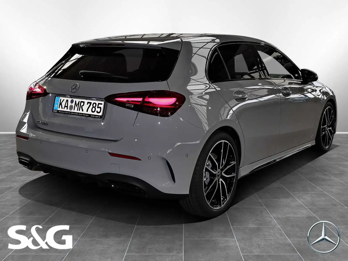 Mercedes-Benz A 200 AMG MBUX+RüKam+LED+Pano+Night+Totwink+DAB+ Grau - 2