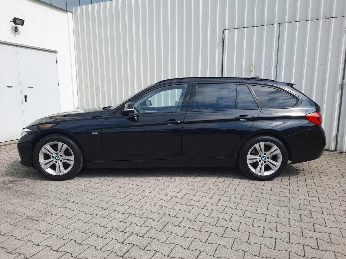 BMW 318 d Touring F31 SportLine ZUSTAND WIE 150000 KM crna - 2