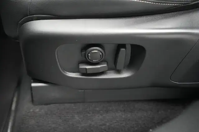 Land Rover Discovery view 14