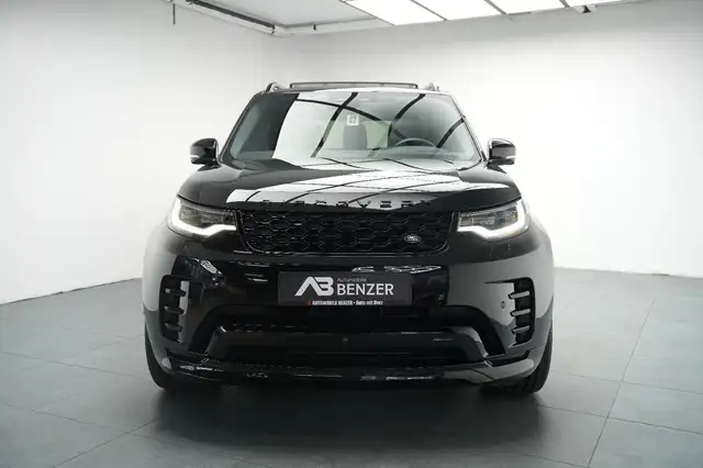 Land Rover Discovery view 3