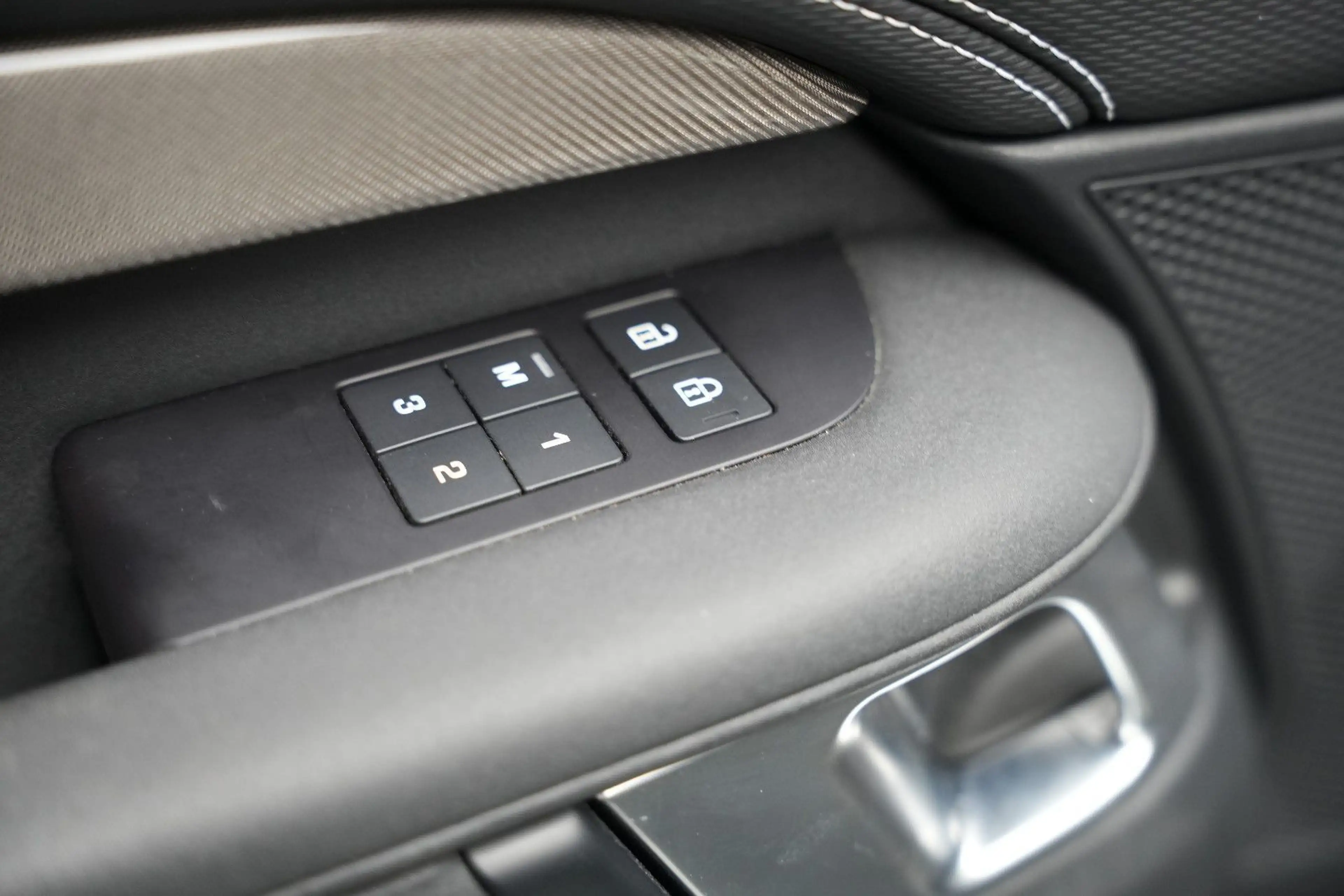 Land Rover Discovery R-Dynamic AWD/7-SITZER/360'°Cam/AHK — photo 12