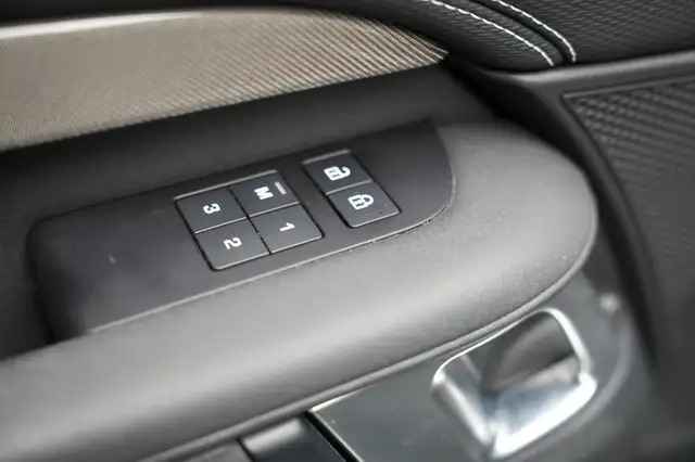 Land Rover Discovery view 12