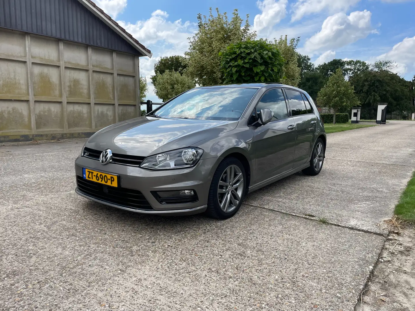Volkswagen Golf 1.6 TDI R-line Pano dak/ACC/DistrB VV/Standkachel Grijs - 2