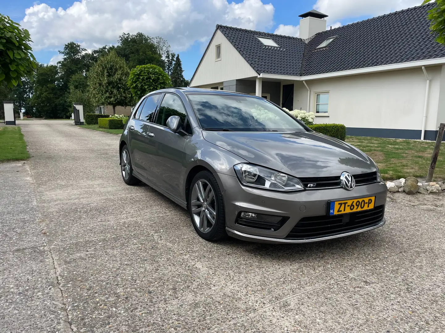 Volkswagen Golf 1.6 TDI R-line Pano dak/ACC/DistrB VV/Standkachel Grijs - 1