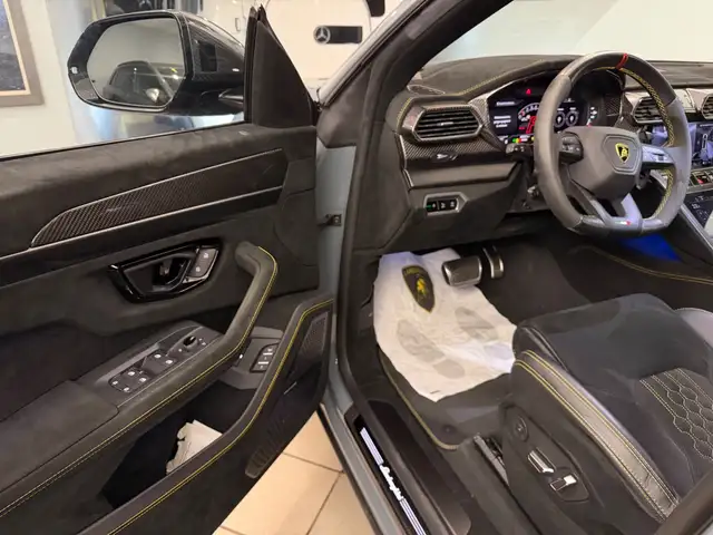 Lamborghini Urus view 8