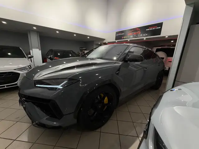 Lamborghini Urus view 3