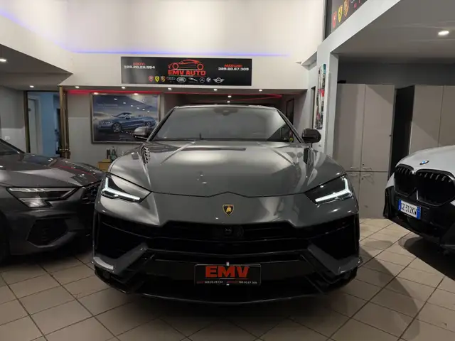 Lamborghini Urus view 4