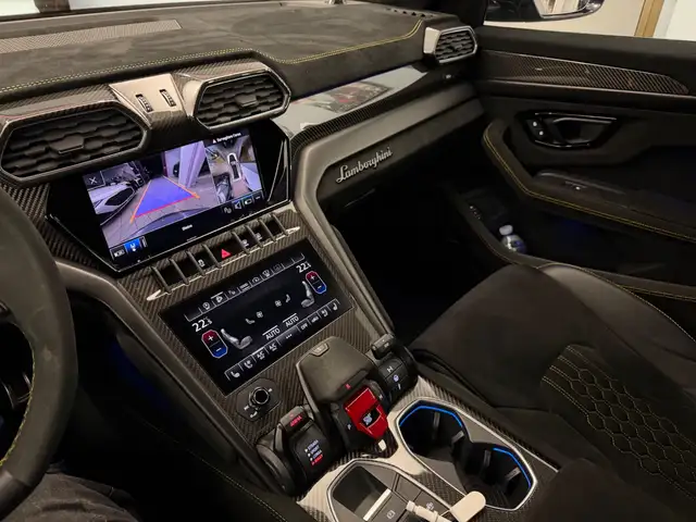 Lamborghini Urus view 7