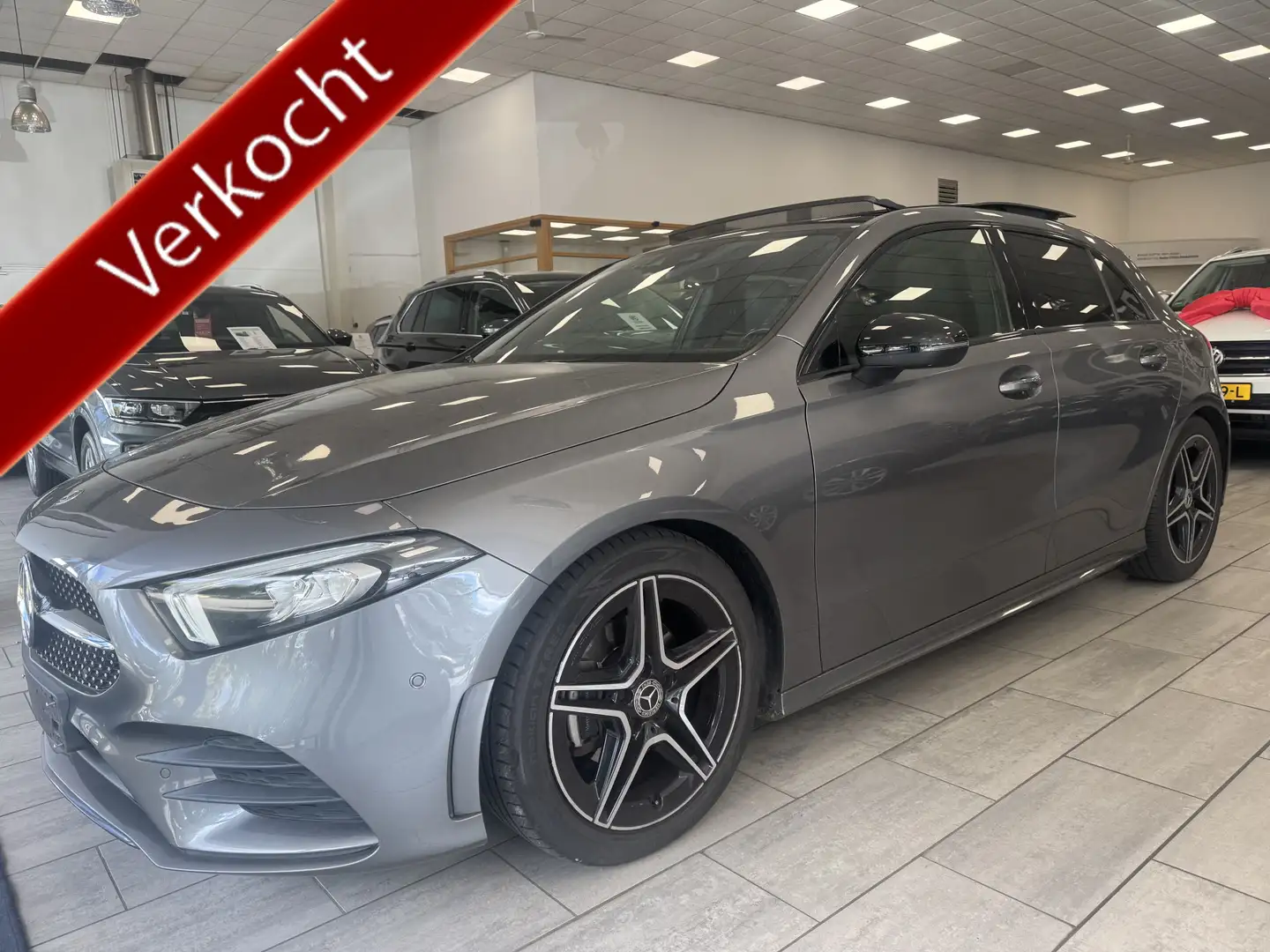 Mercedes-Benz A 160 AMG-LINE | PANO |WIDE-SCREEN | CARPLAY | Grijs - 1