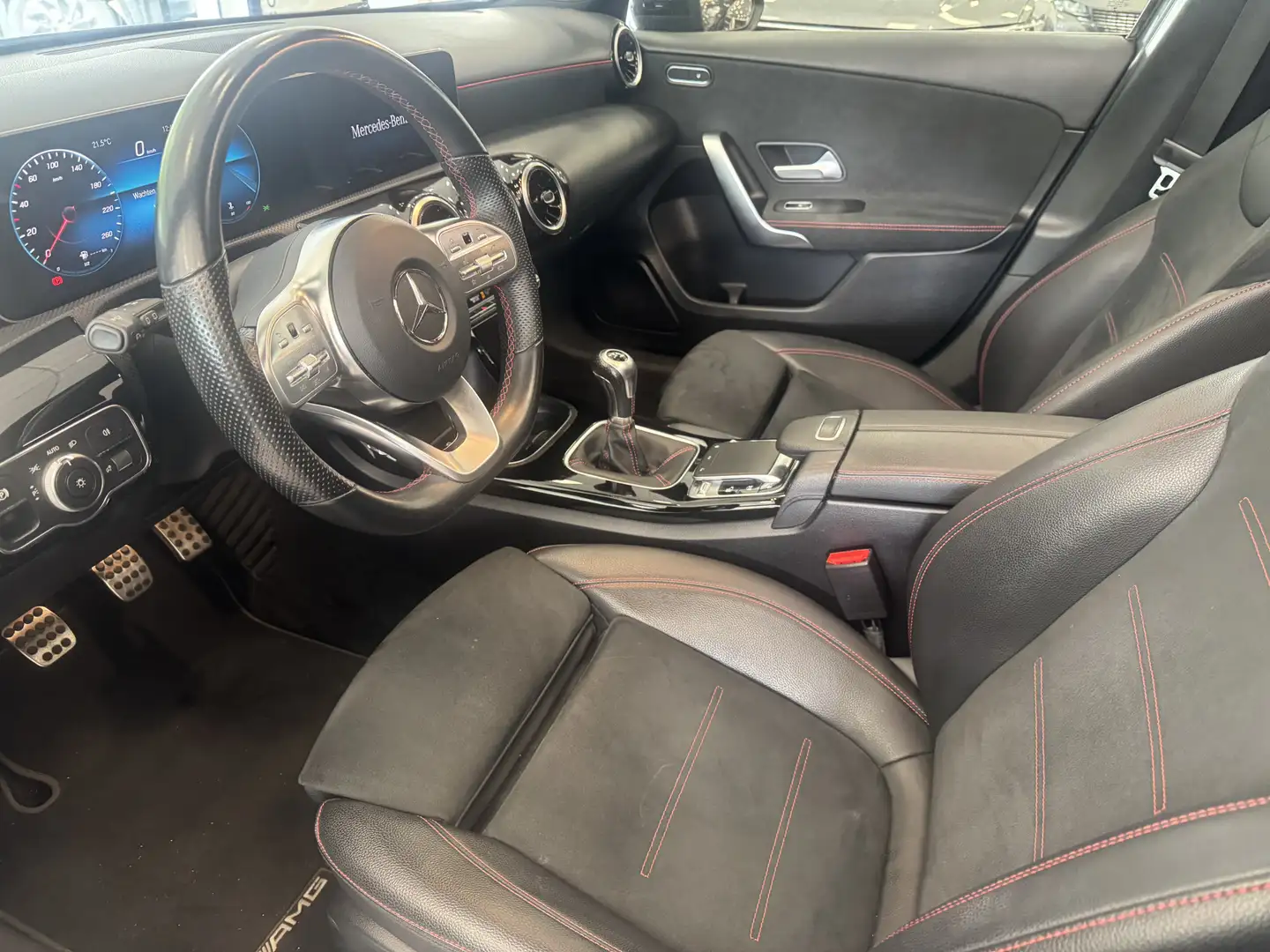 Mercedes-Benz A 160 AMG-LINE | PANO |WIDE-SCREEN | CARPLAY | Grijs - 2