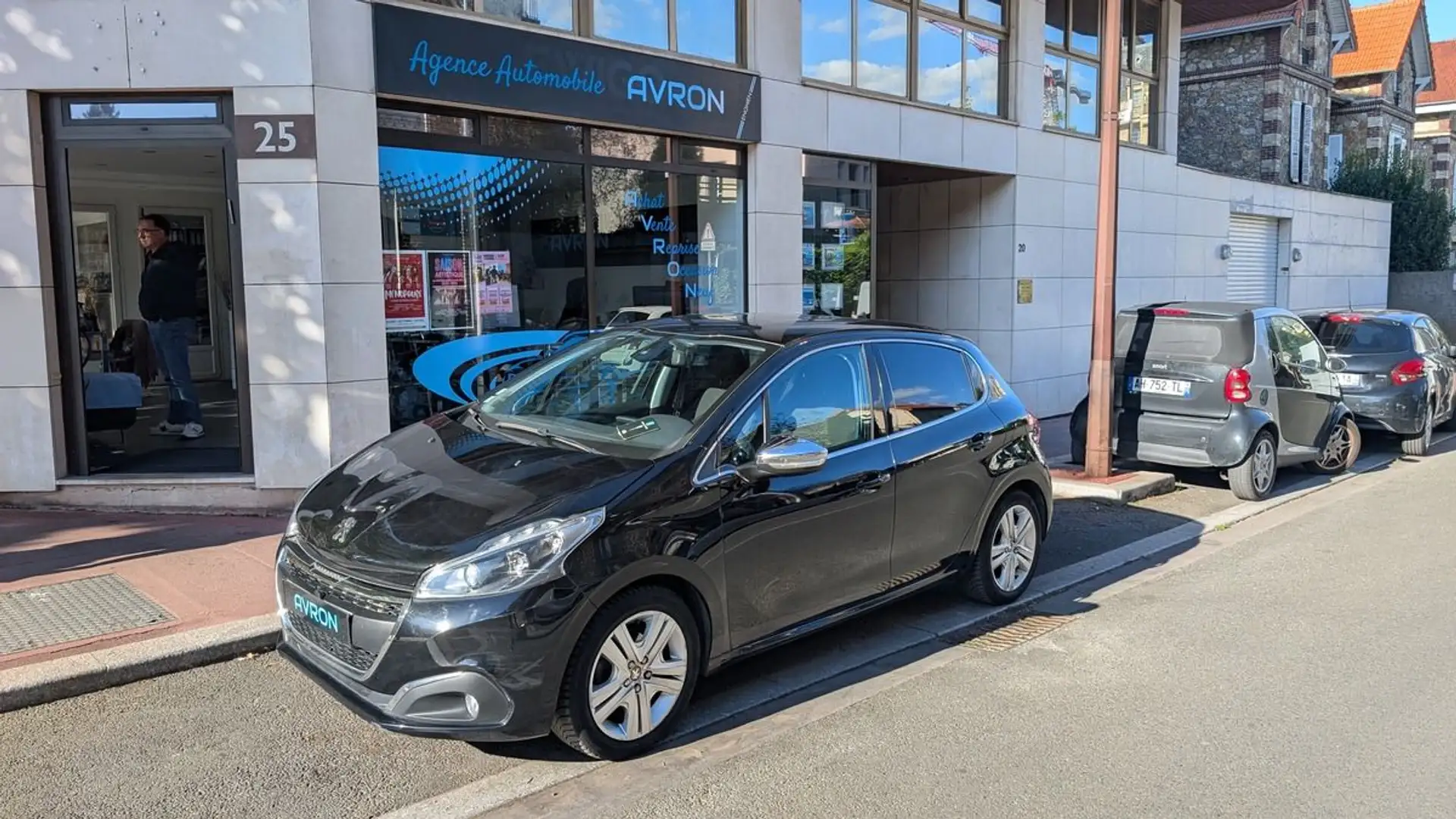Peugeot 208 1.2 110cv ALLURE Noir - 1