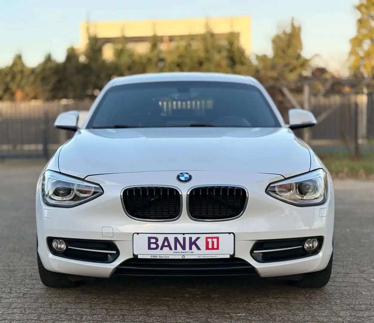 BMW 118 d F20 Sport-L. Xenon PDC Sportsitz Unfallfrei Weiß - 2