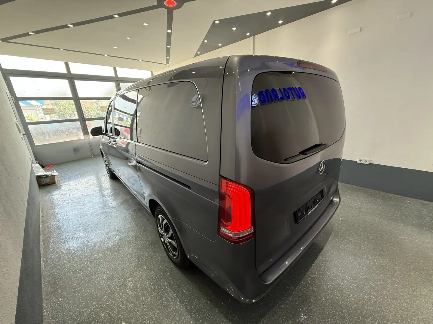 Mercedes-Benz V 220 d Kombi extralang Basis Aut. Gris - 2