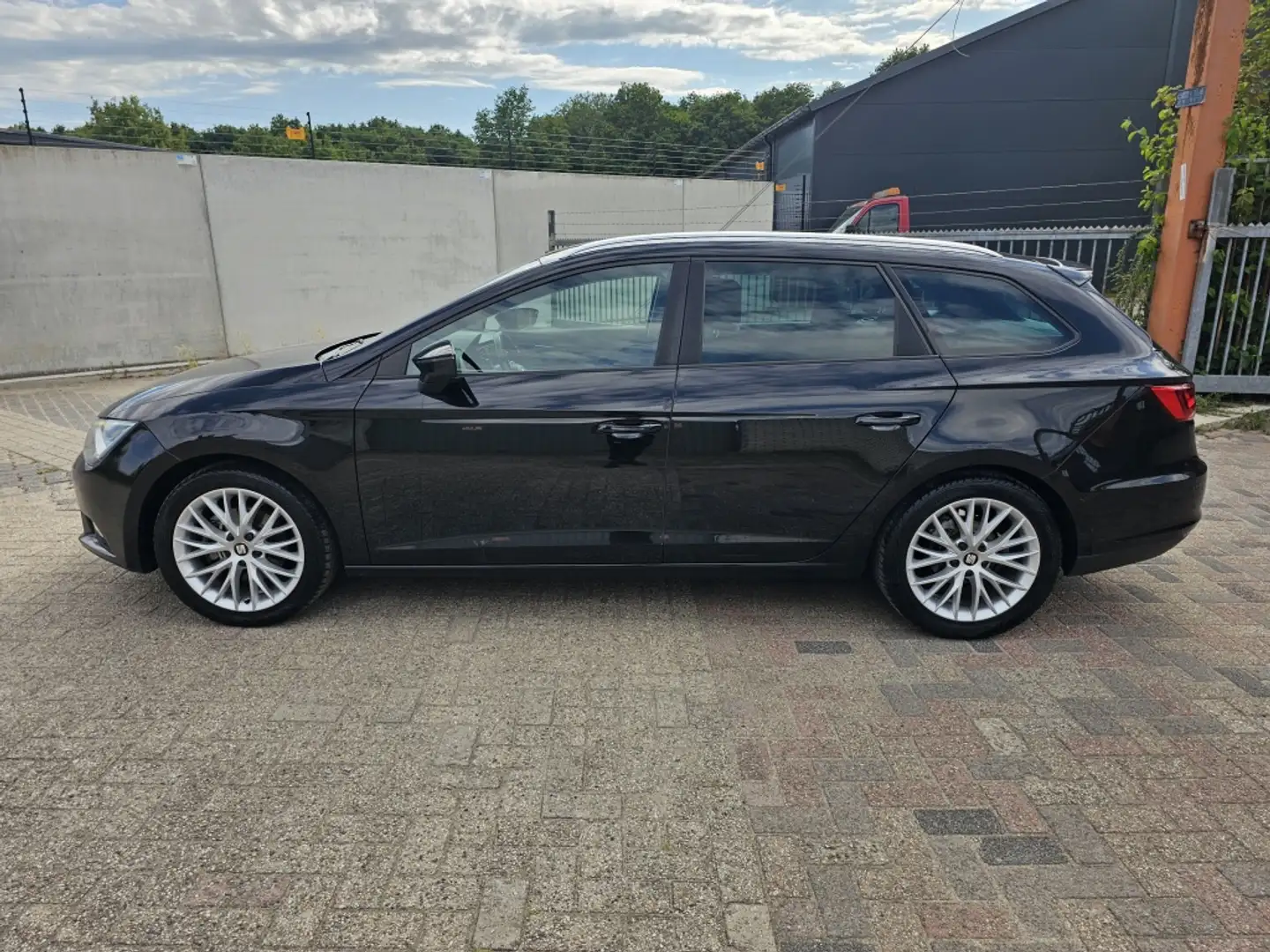 SEAT Leon ST 1.6 TDI Eco Sport Nap,Trekhaak,Airco,Navi Zwart - 2