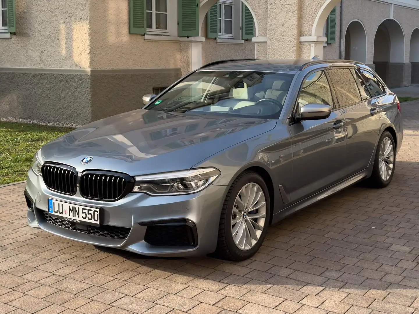 BMW M550 M550d xDrive Touring Aut. Grau - 1