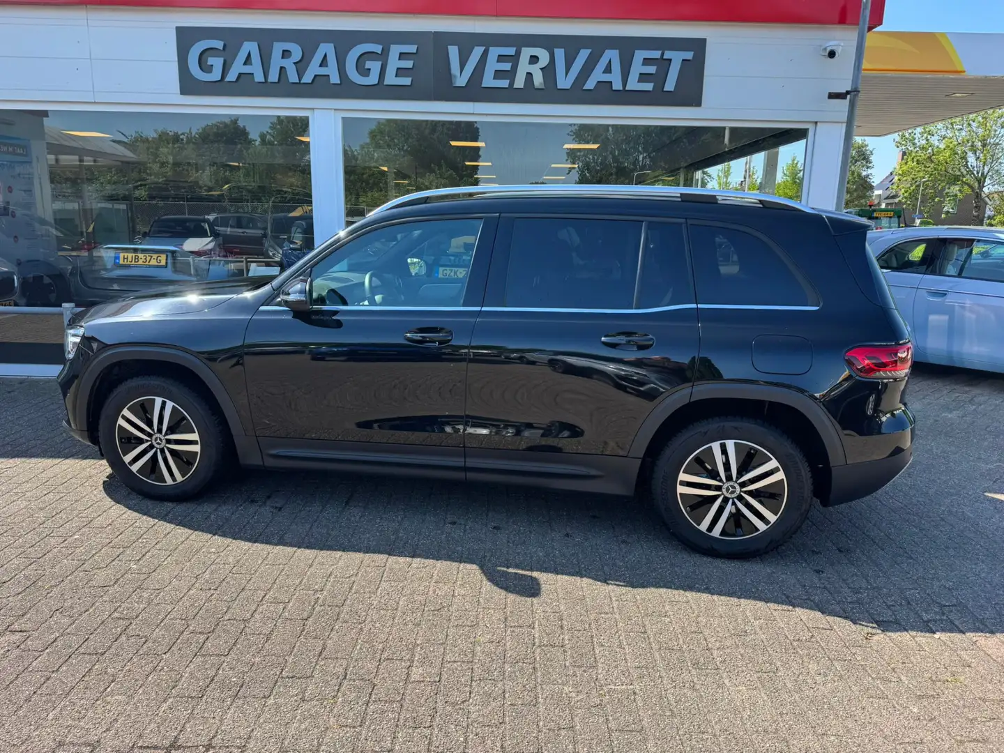 Mercedes-Benz GLB 200 Business Solution Zwart - 1