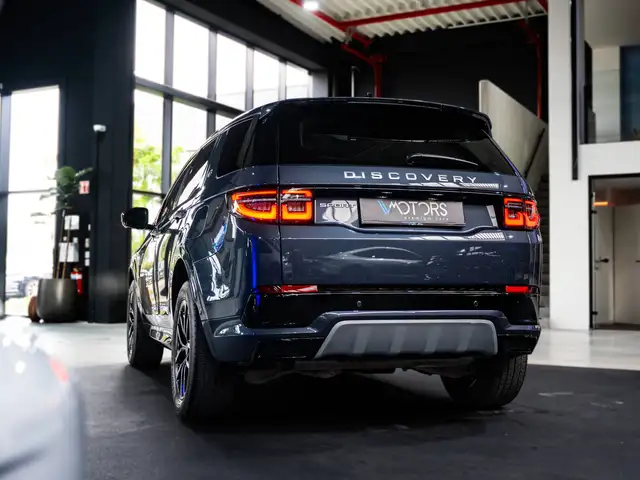 Land Rover Discovery Sport view 3
