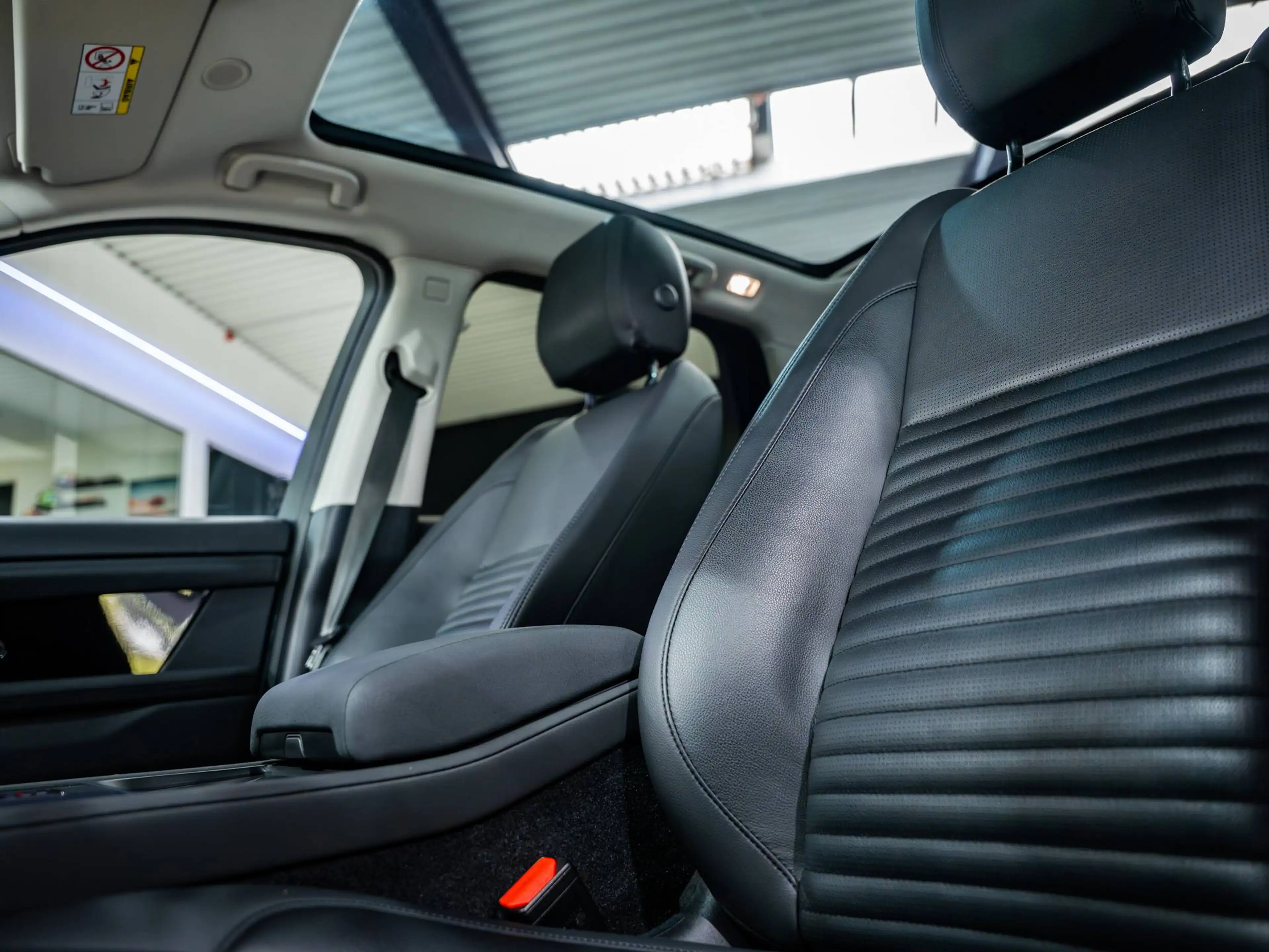 Land Rover Discovery Sport PHEV 1.5 Turbo 4WD P300e S - CC - Pano - 360° - Keyless — photo 12
