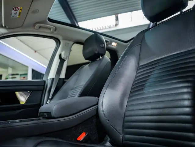 Land Rover Discovery Sport view 12