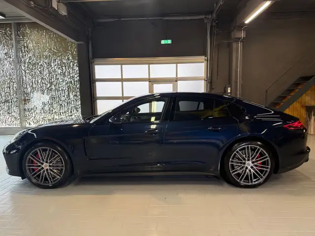 Porsche Panamera view 4