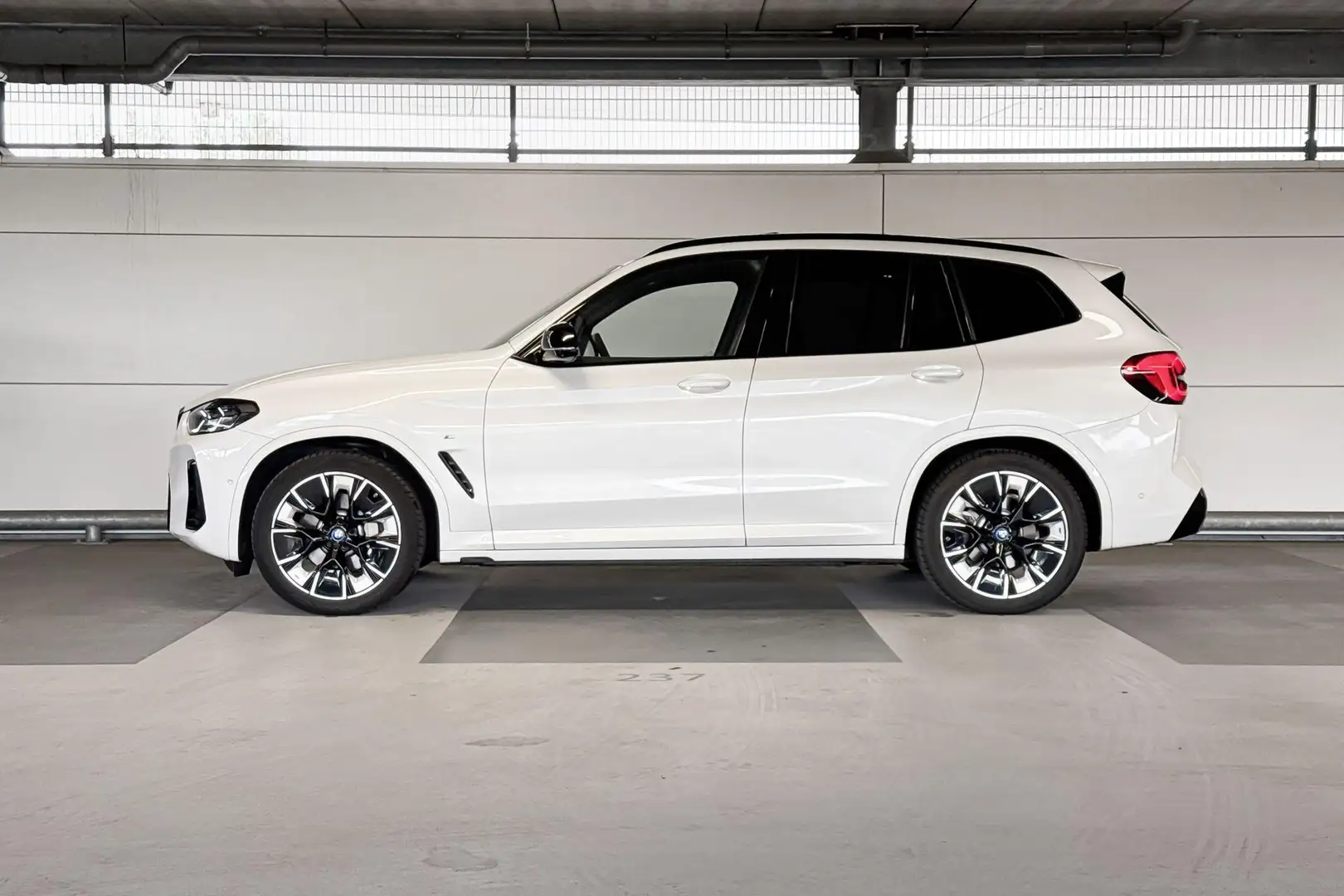 BMW iX3 High Executive 80 kWh Wit - 2