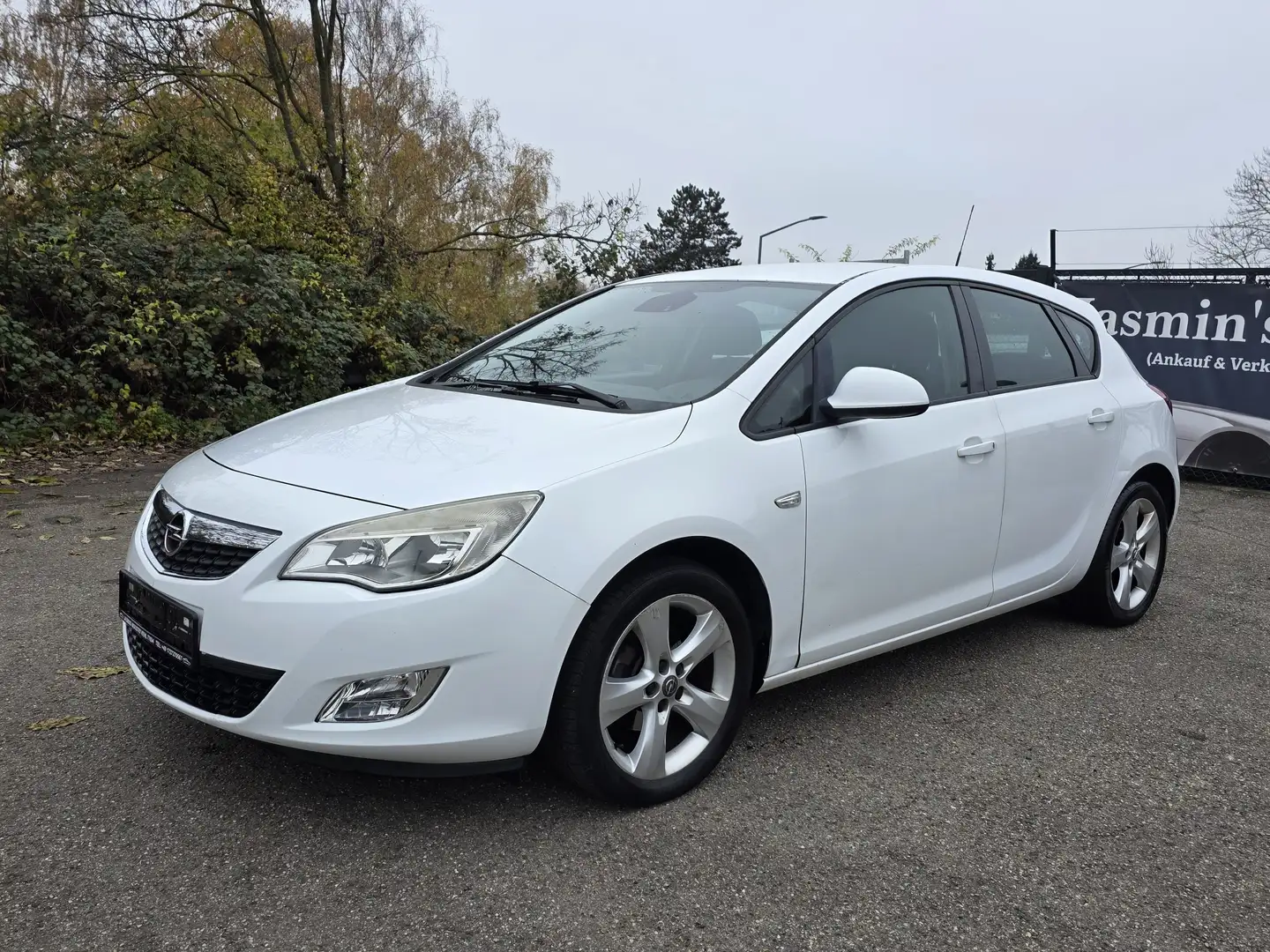Opel Astra Euro5 1.4 101ps Limousine Anhängerkupplung Temp Weiß - 1