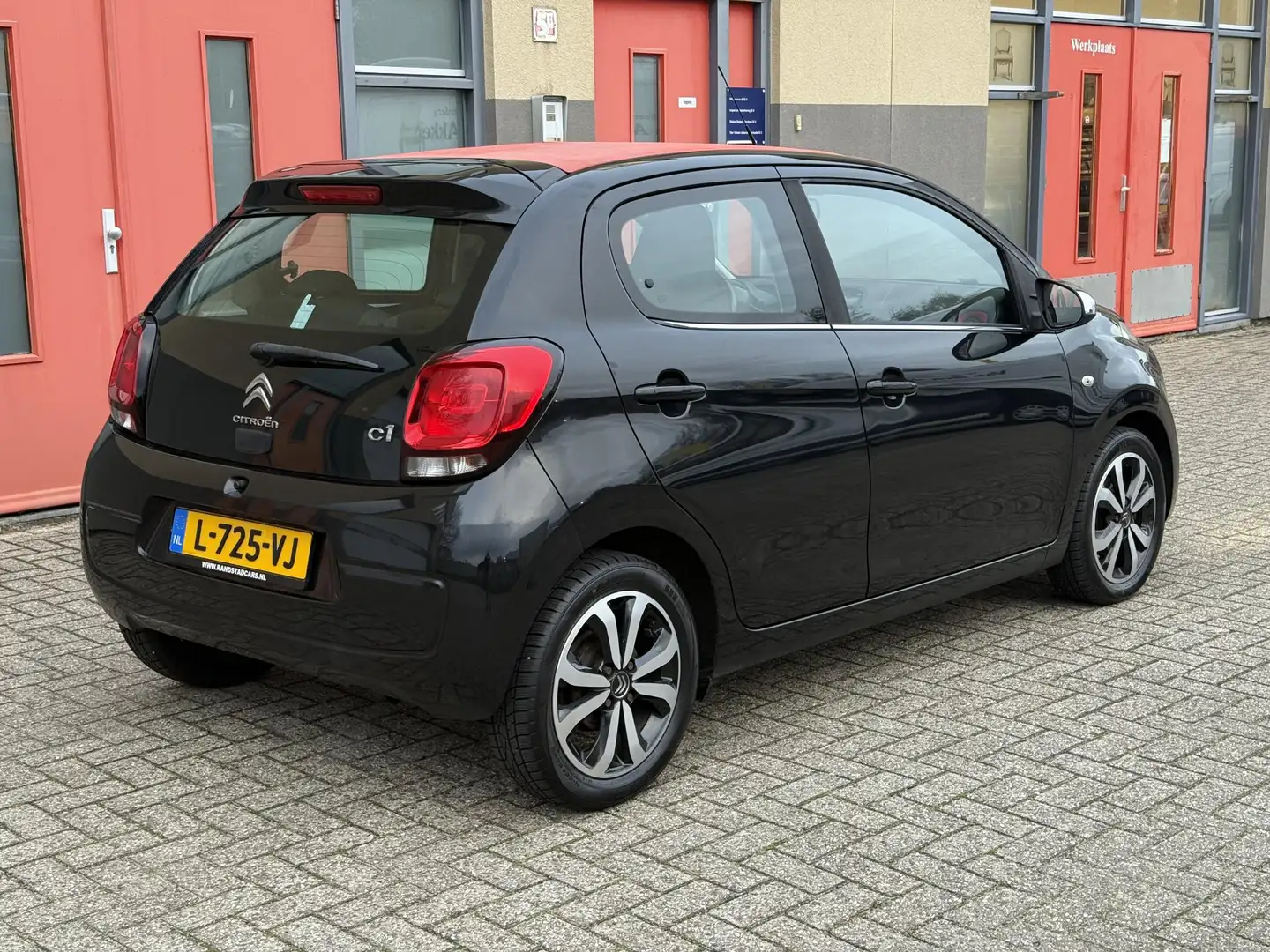 Citroen C1 1.2 PureTech Shine, CARBRIO Zwart - 2