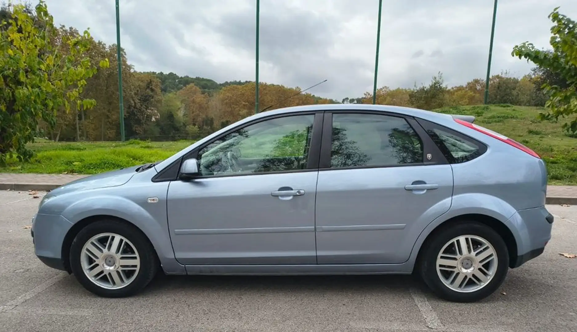 Ford Focus 1.6TDCI Ghia Aut. Azul - 2