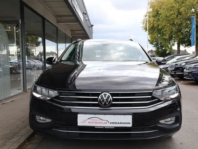 Volkswagen Passat view 4